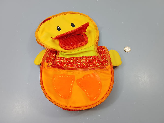 Très bon état, Sac pour tout-petit extérieur , forme de poisson, inérieur de  poussin.Idéal pour la crèche ou début de maternelle, moins cher chez Petit Kiwi