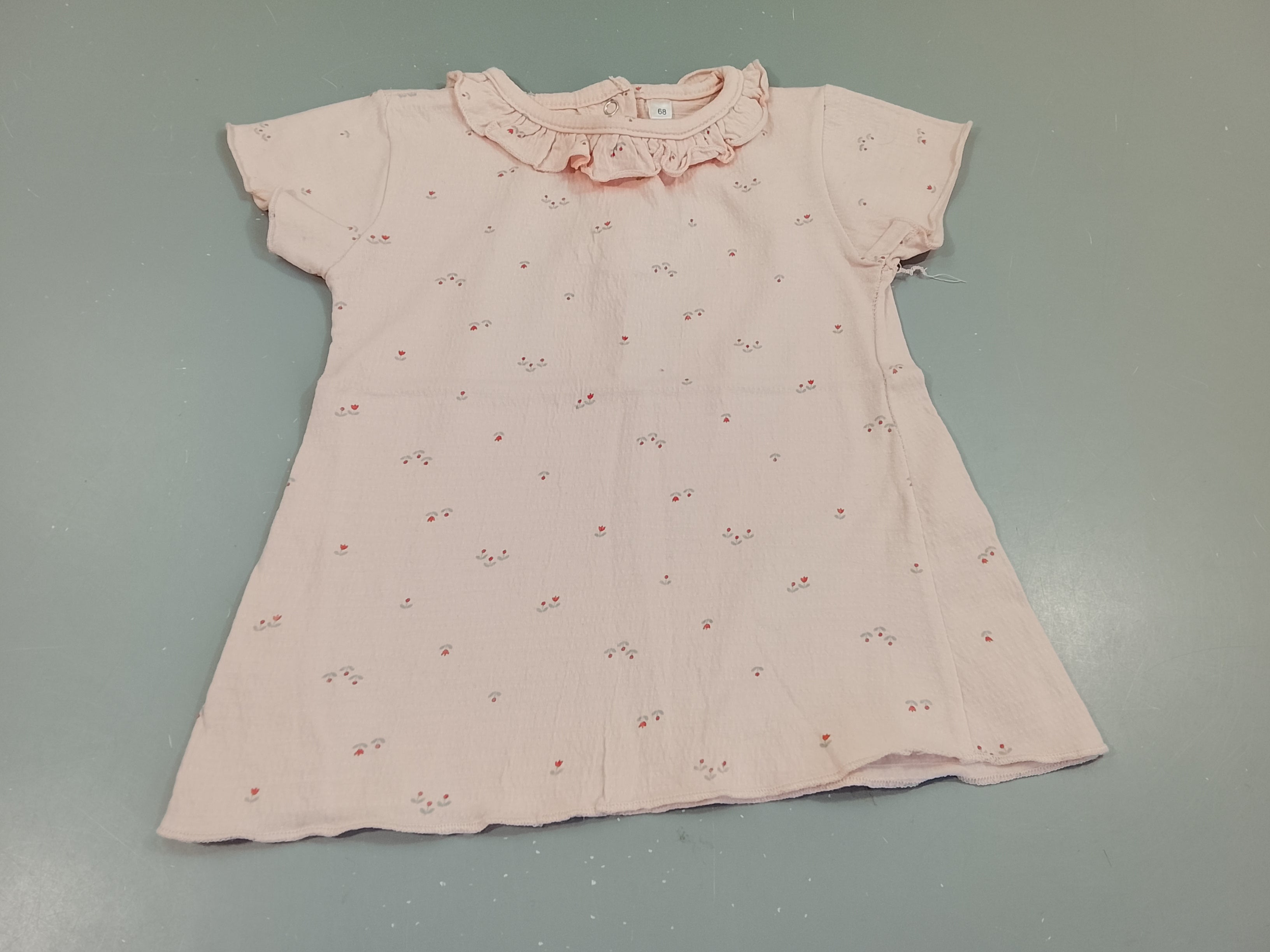 Blouse m.c rose clair, petites fleurs. Col froufrou