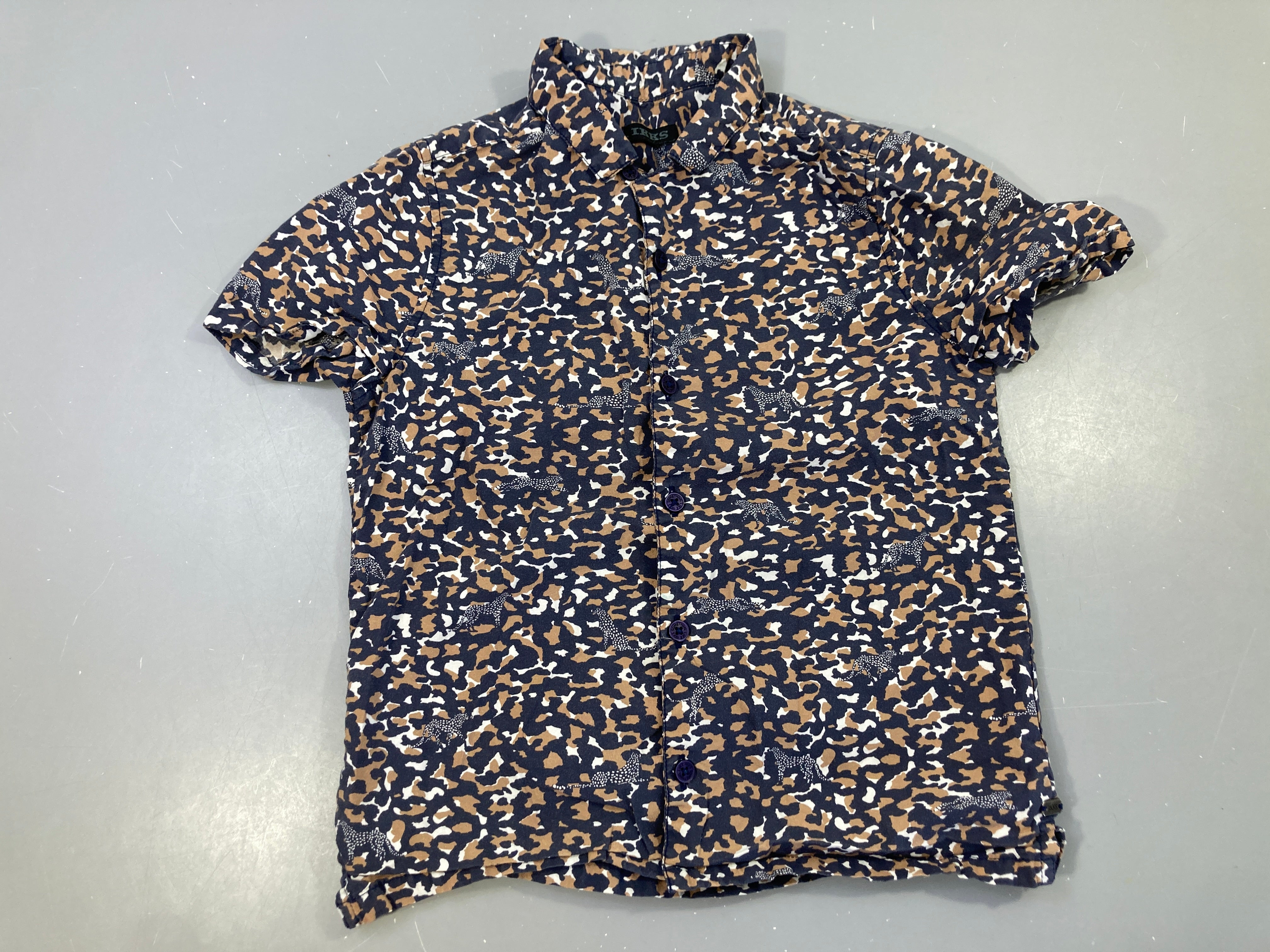 Chemise m.c bleu motifs léopard
