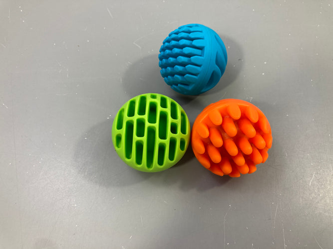 Trois balles d'éveil tactiles et sonores en silicone alimentaire Fat Brain Toys sans BPA de 6m à 2a et +, moins cher chez Petit Kiwi