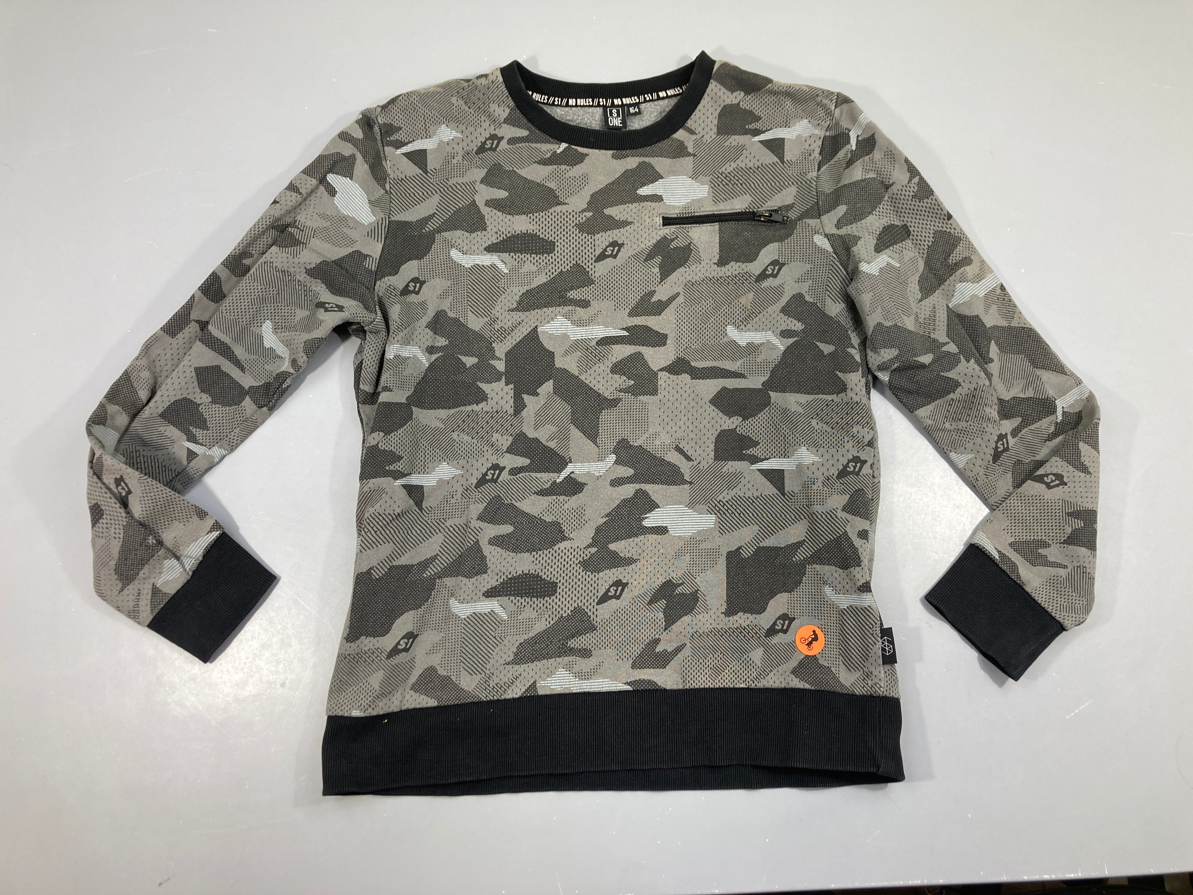 Sweat gris motifs poche zip