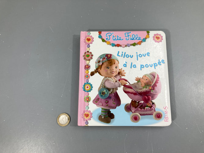 P'tite Fille Lilou joue à la poupée, moins cher chez Petit Kiwi