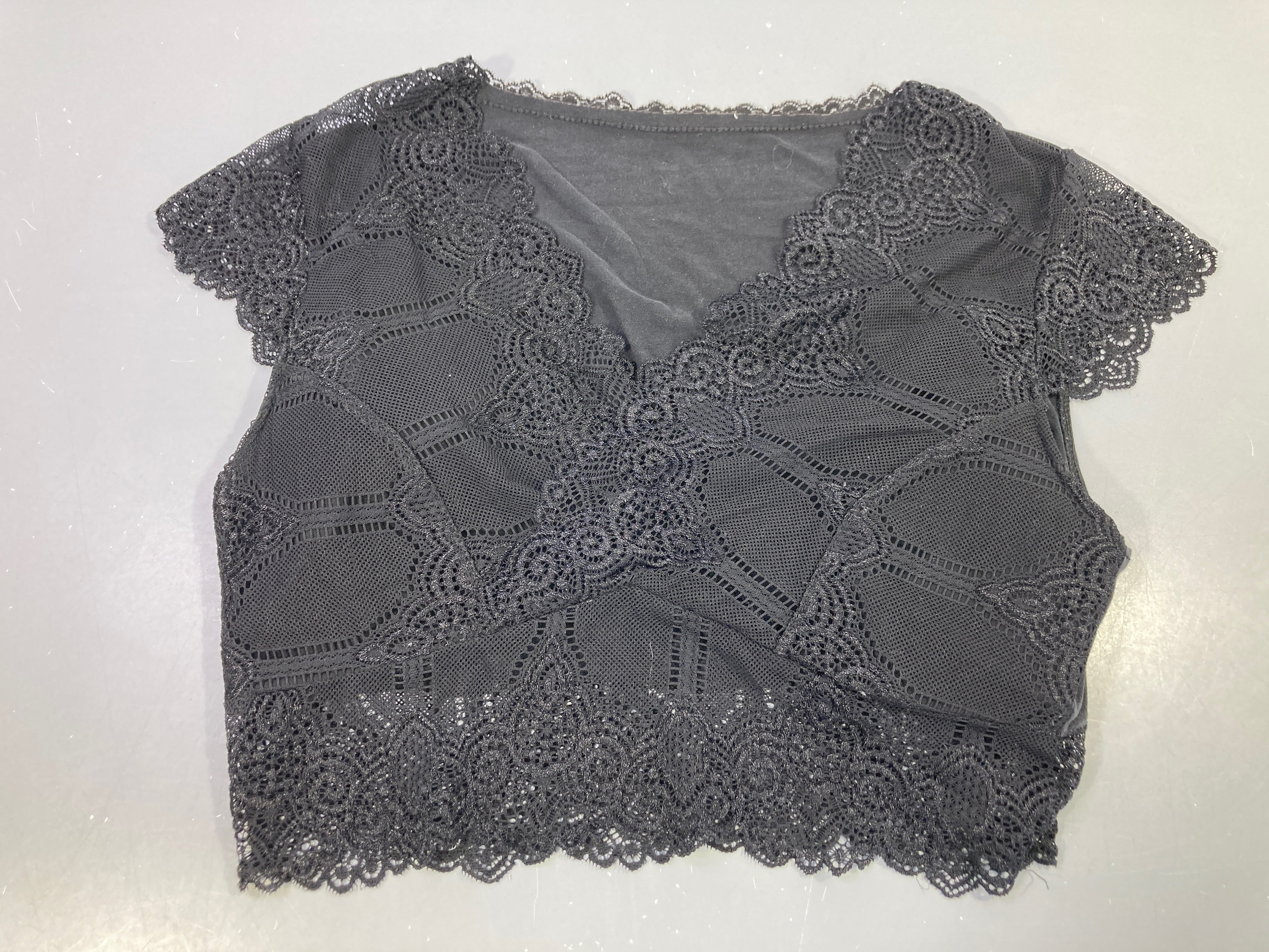 Petit haut en dentelle noir