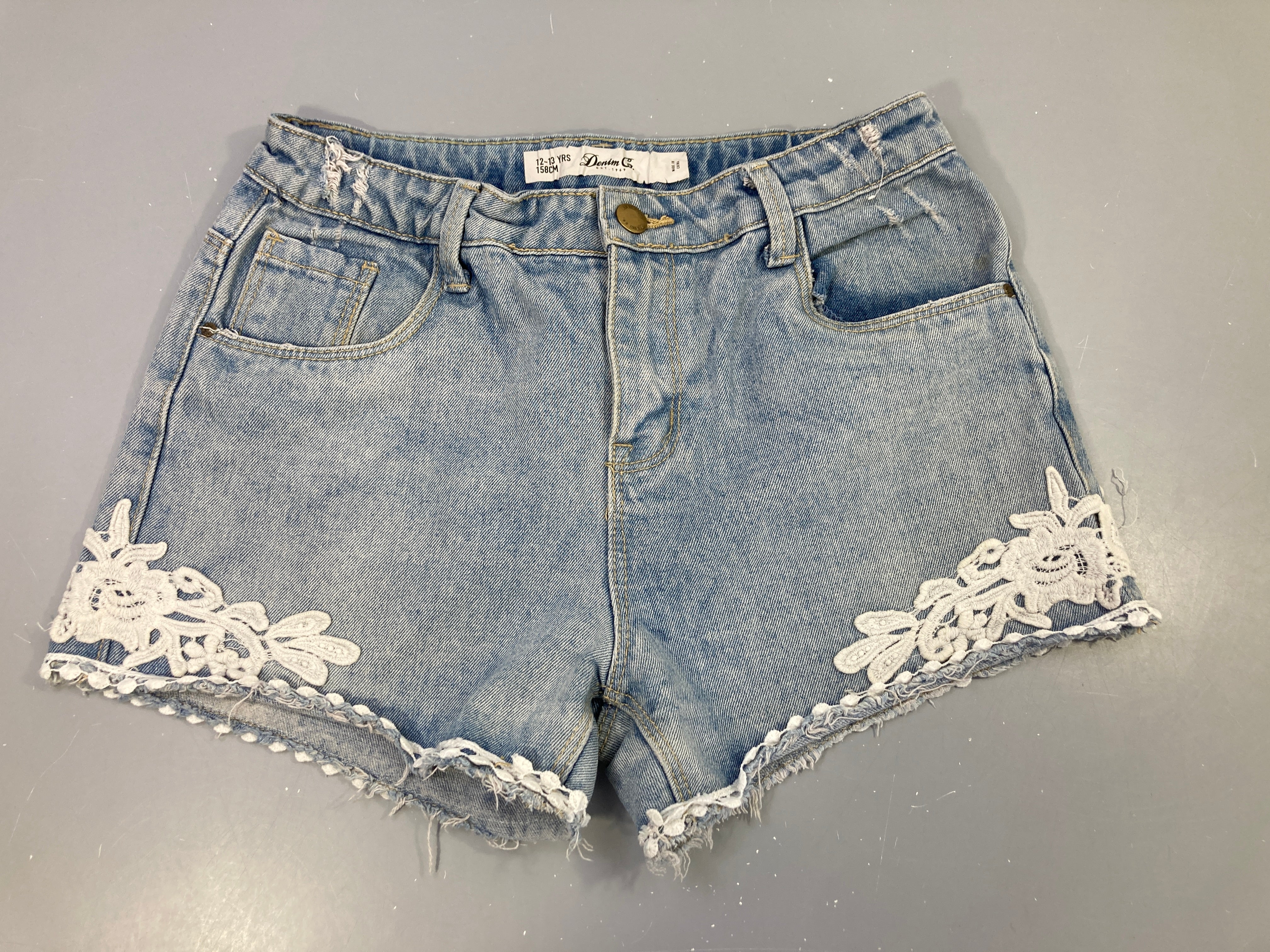 Short en jean clair dentelle broderie bas