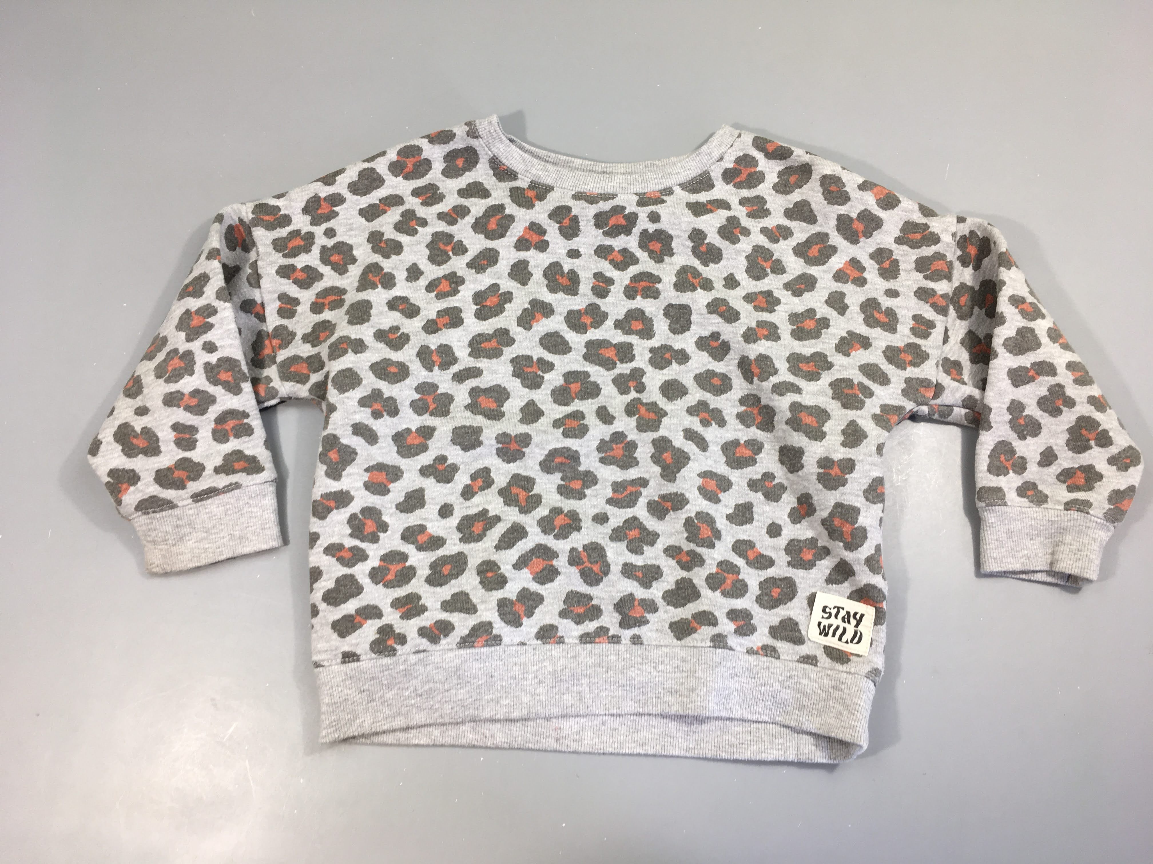 Sweat gris chiné léopard, légèrement bouloché