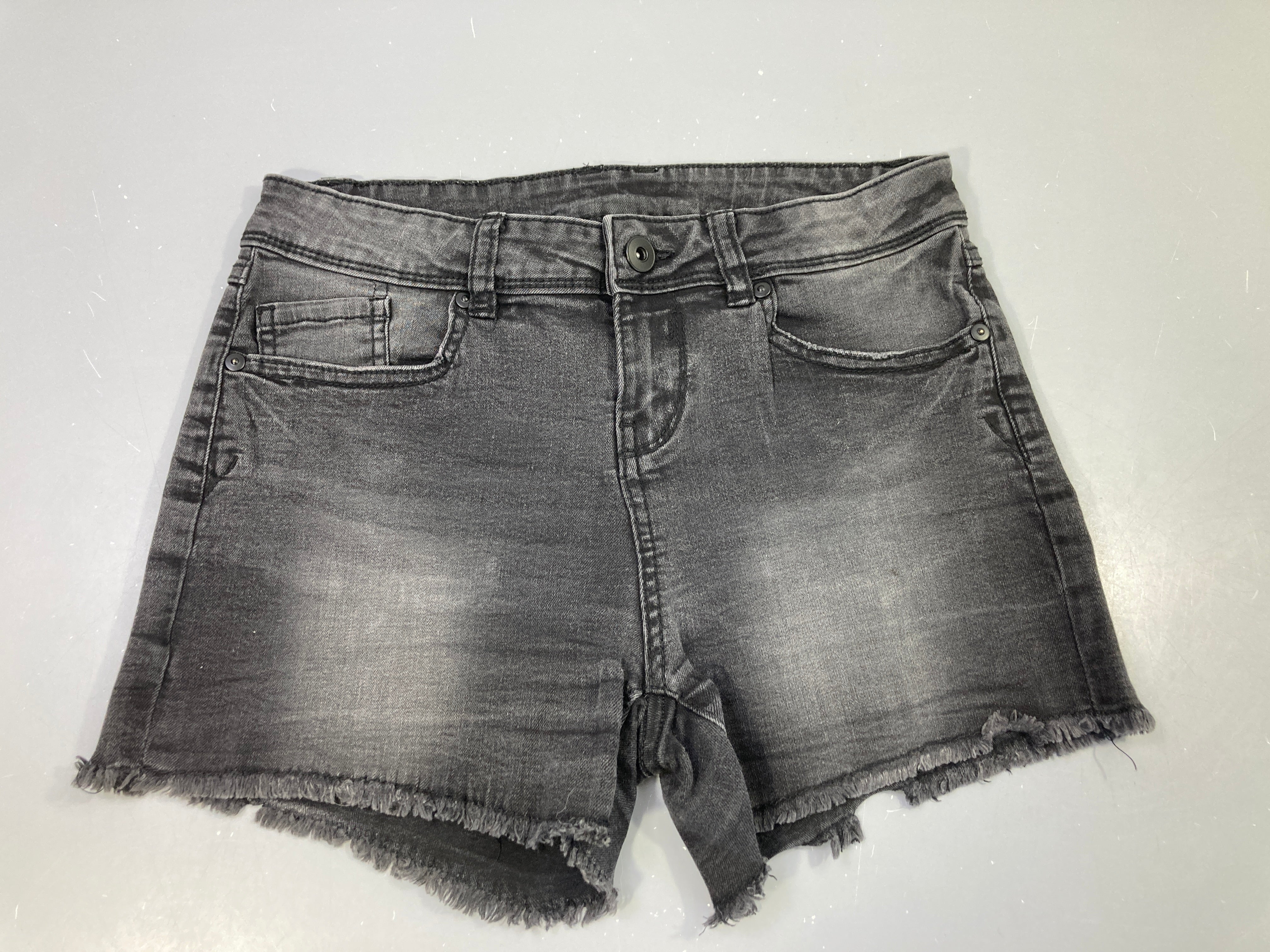 Short en jean anthracite effet effiloché bas