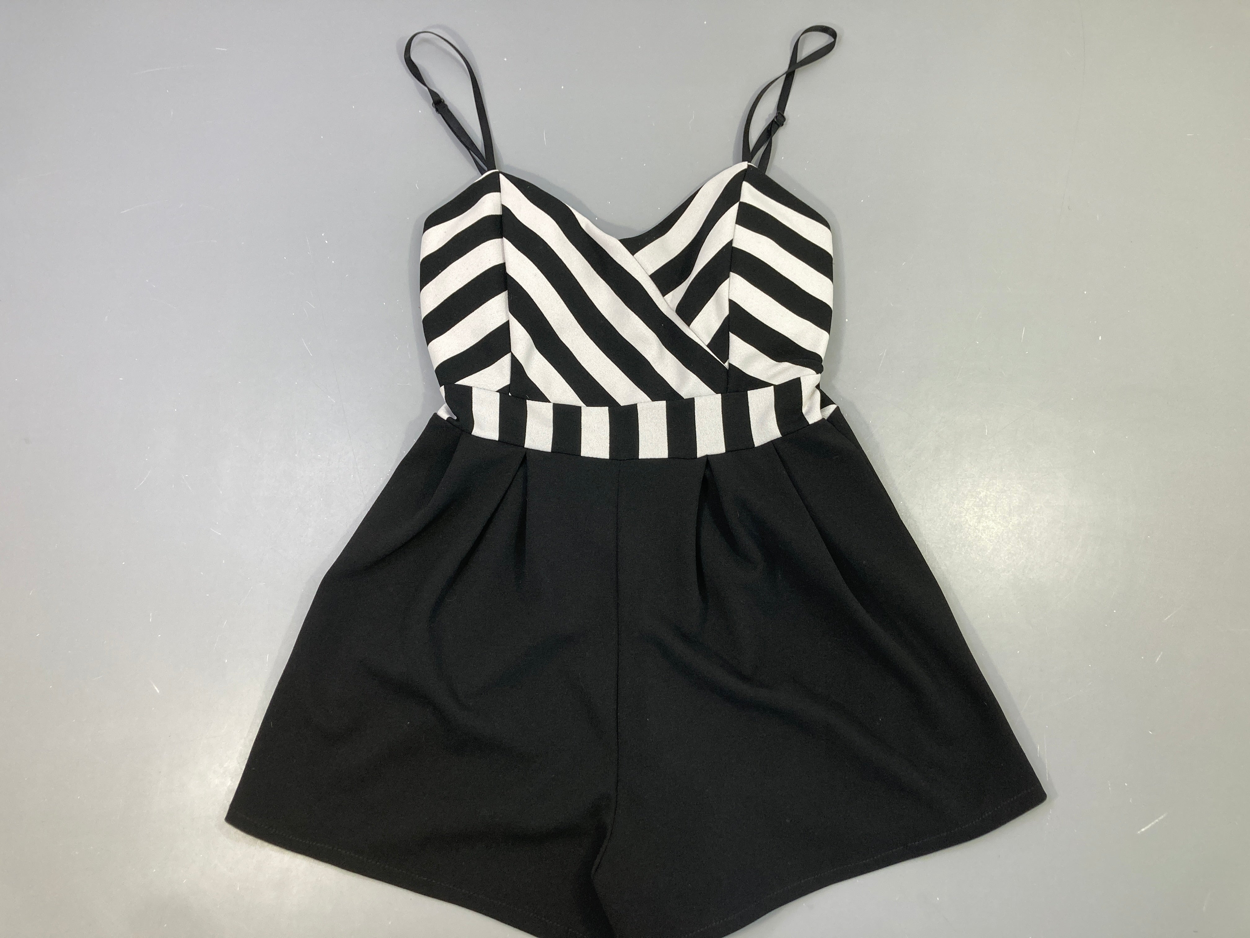 Combishort blanc-noir haut