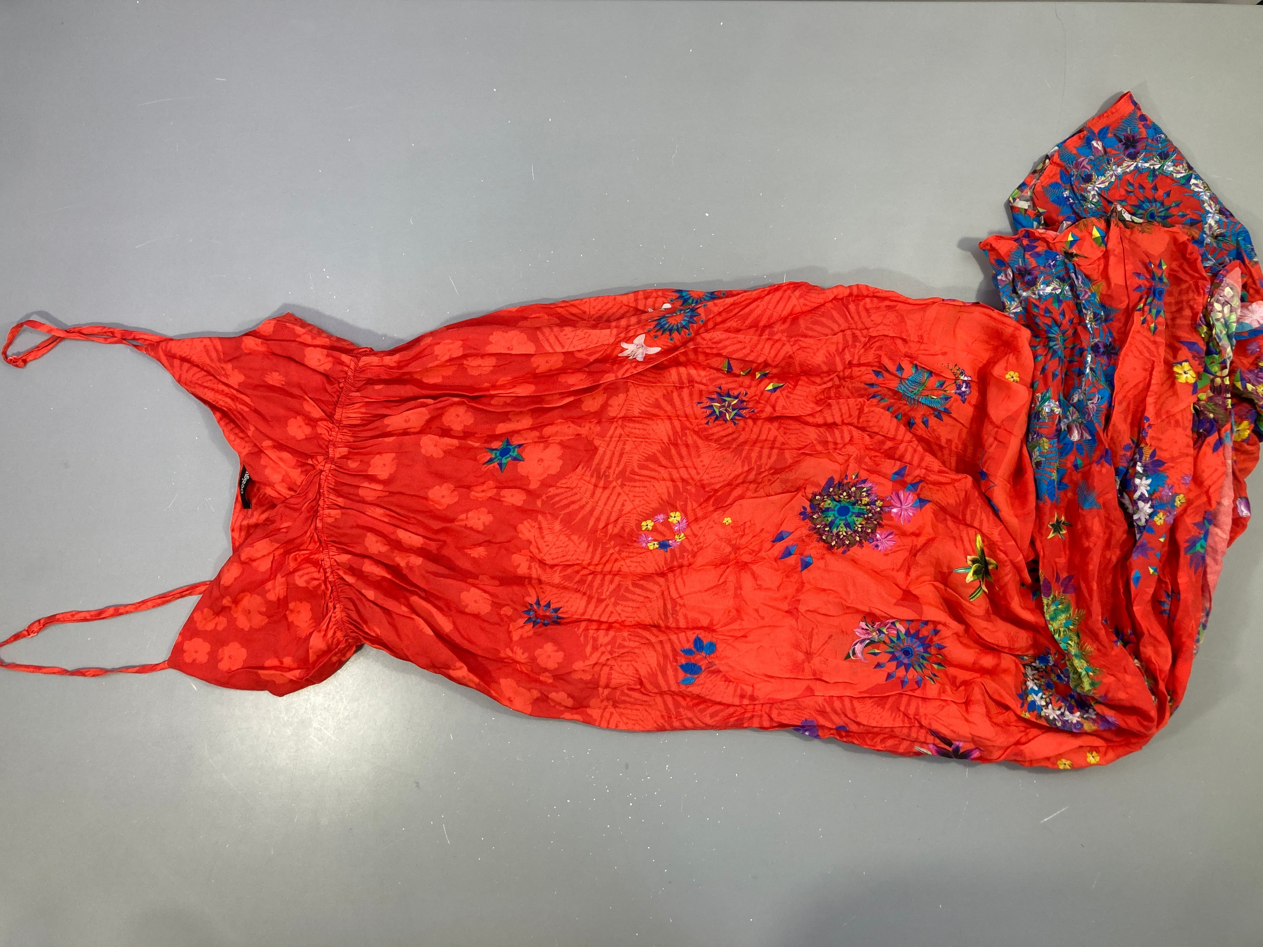 Robe s.m longue rouge orangée motifs coloré