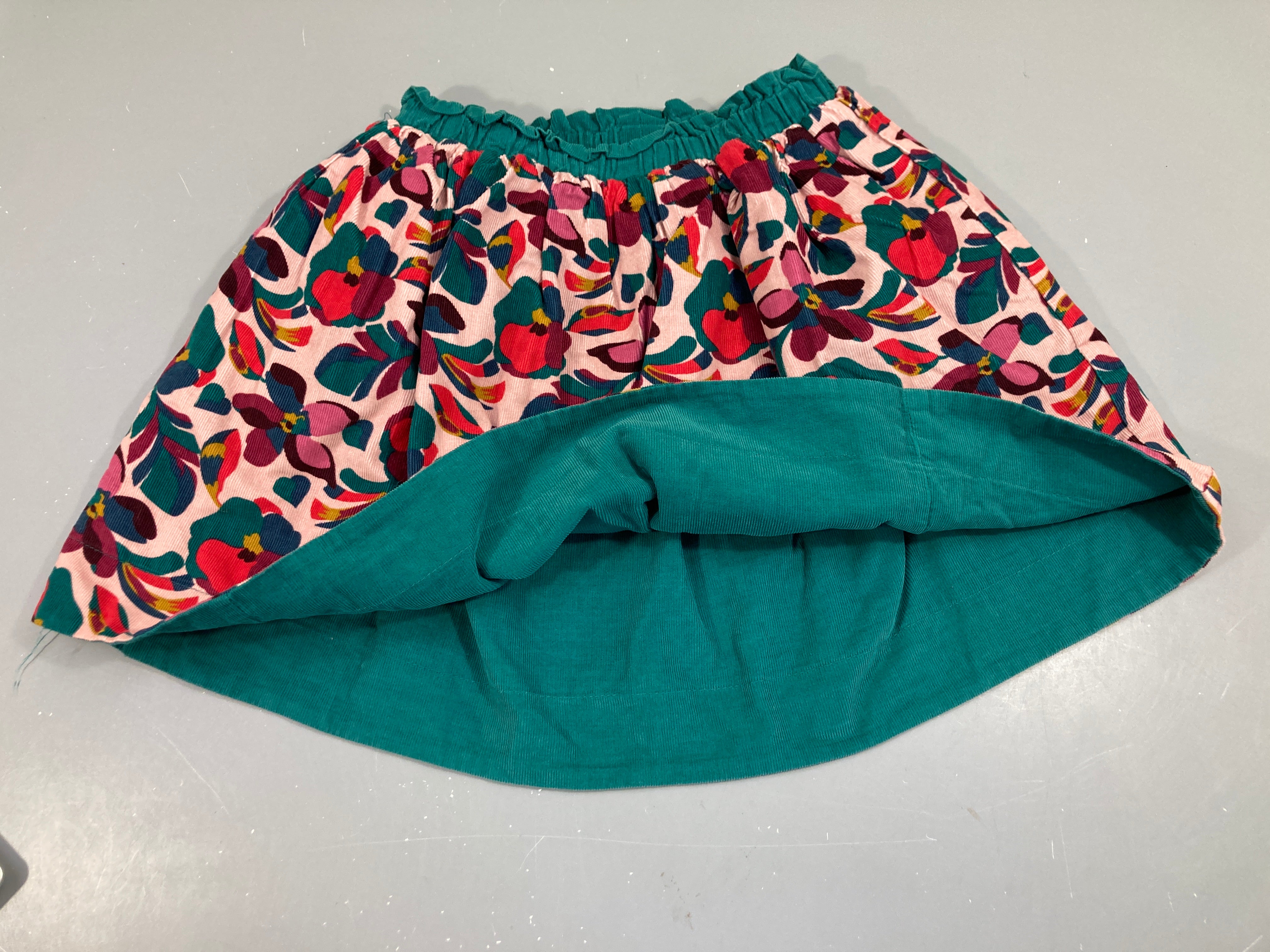Jupe réversible velours vert foncé et fleurs roses et vertes taille élastique,taille estimée