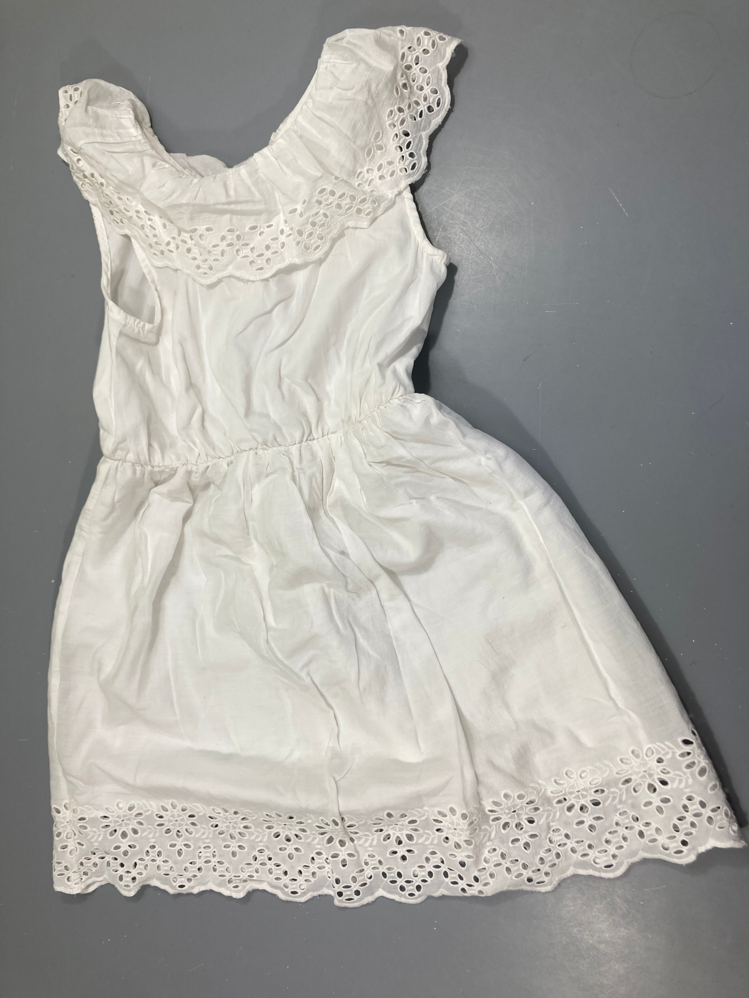Robe blanche s.m avec broderies anglaises