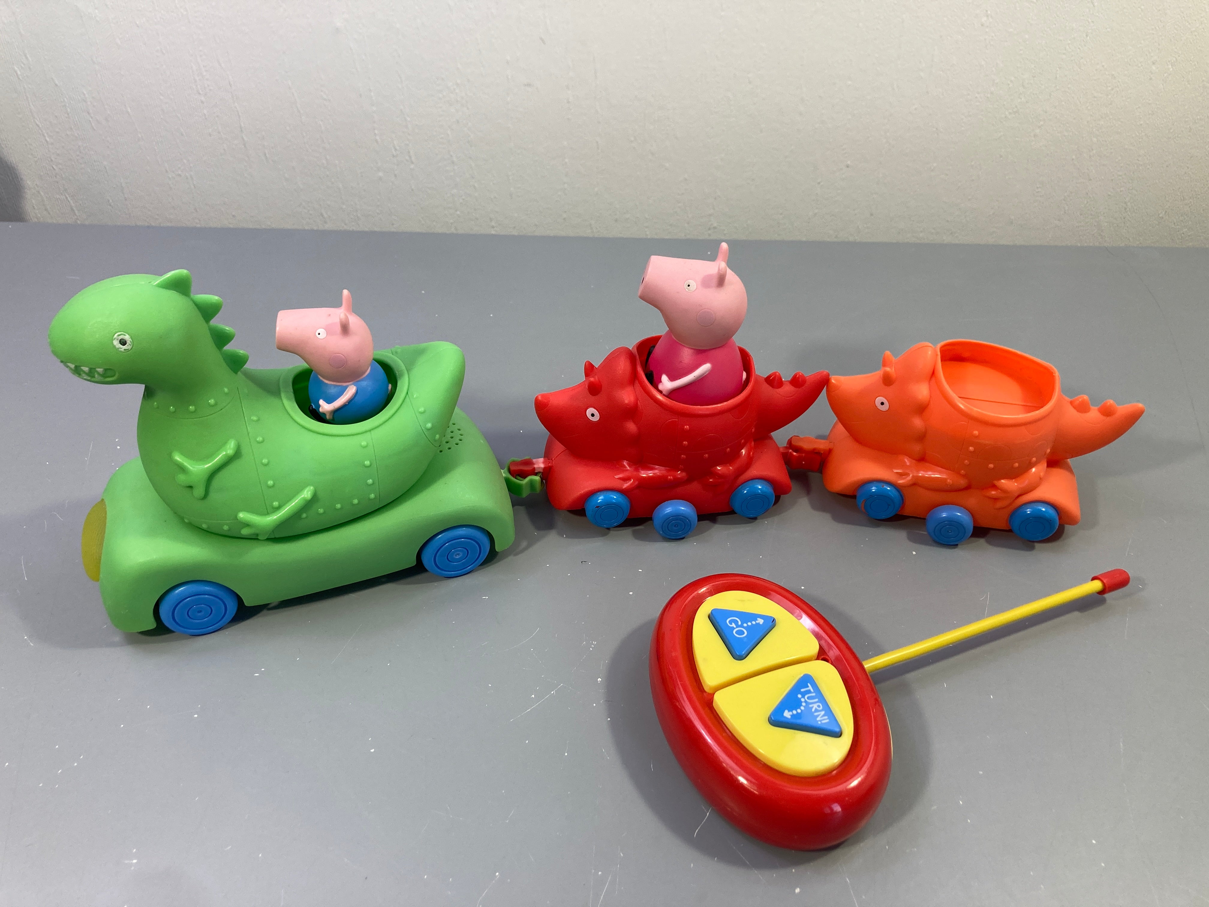 Tous au train ! avec Peppa et George Fonctionne! +18m (Le coffret d'origine est vendu avec seulement 2 figurines, il est donc complet;))
