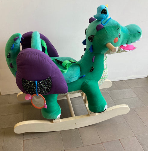 Etat neuf- Crocodile à bascule en bois et peluche-Labebe- Siège baquet rembourré avec ceinture de sécurité ajustable à 3 points, moins cher chez Petit Kiwi