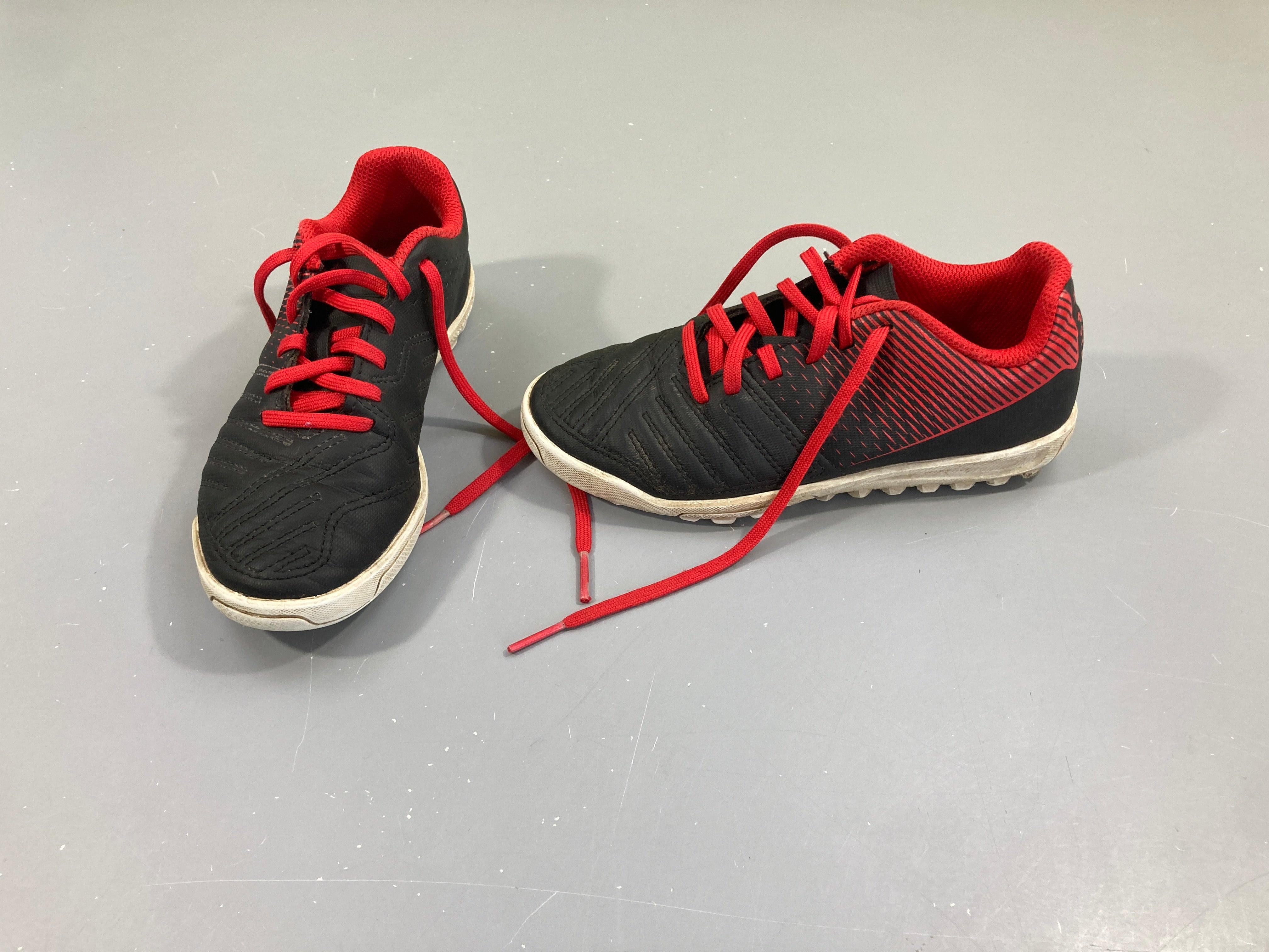 Baskets de foot noir/rouge kipsta, 30