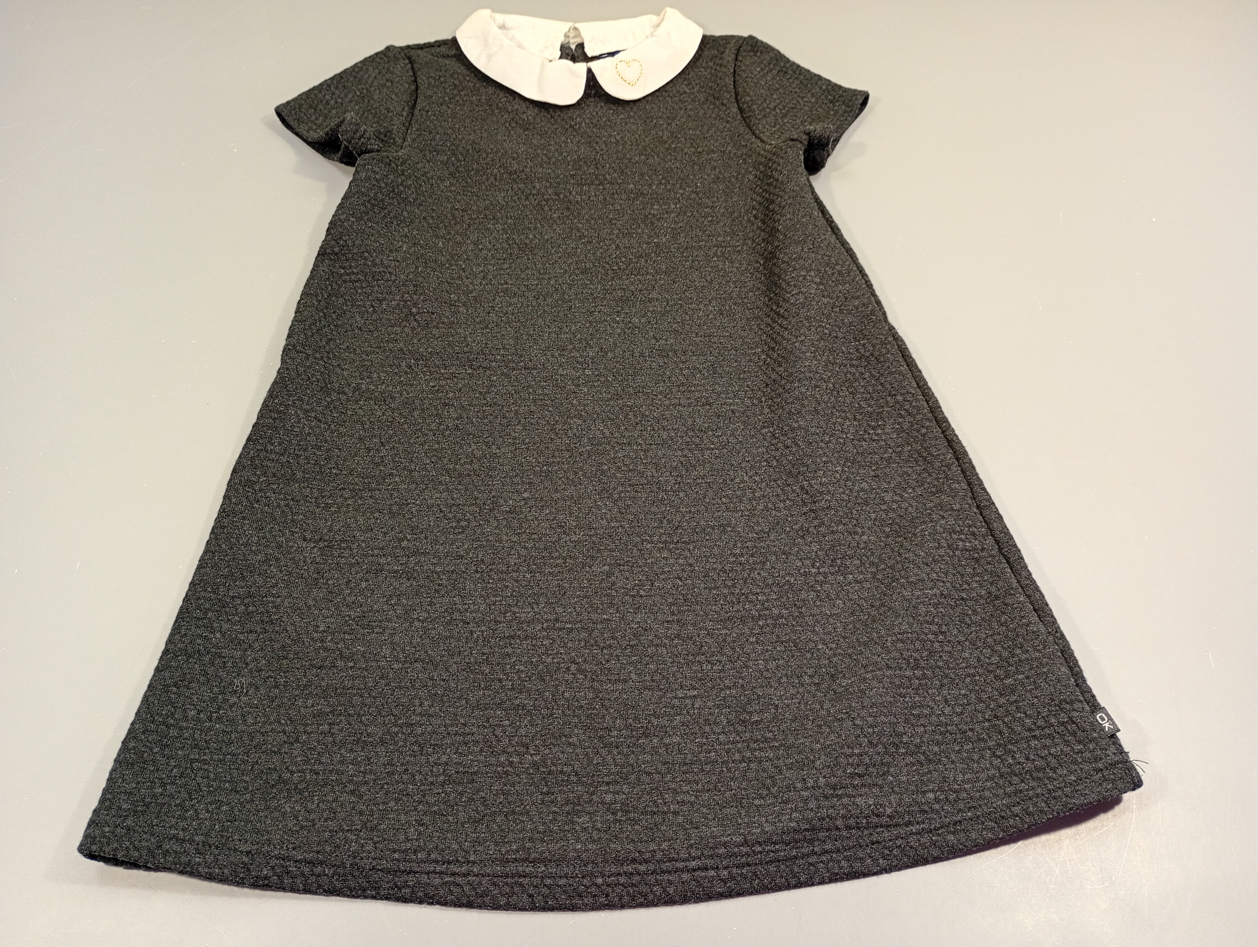 Robe m.c bleu marine texturé, col blanc avec coeur