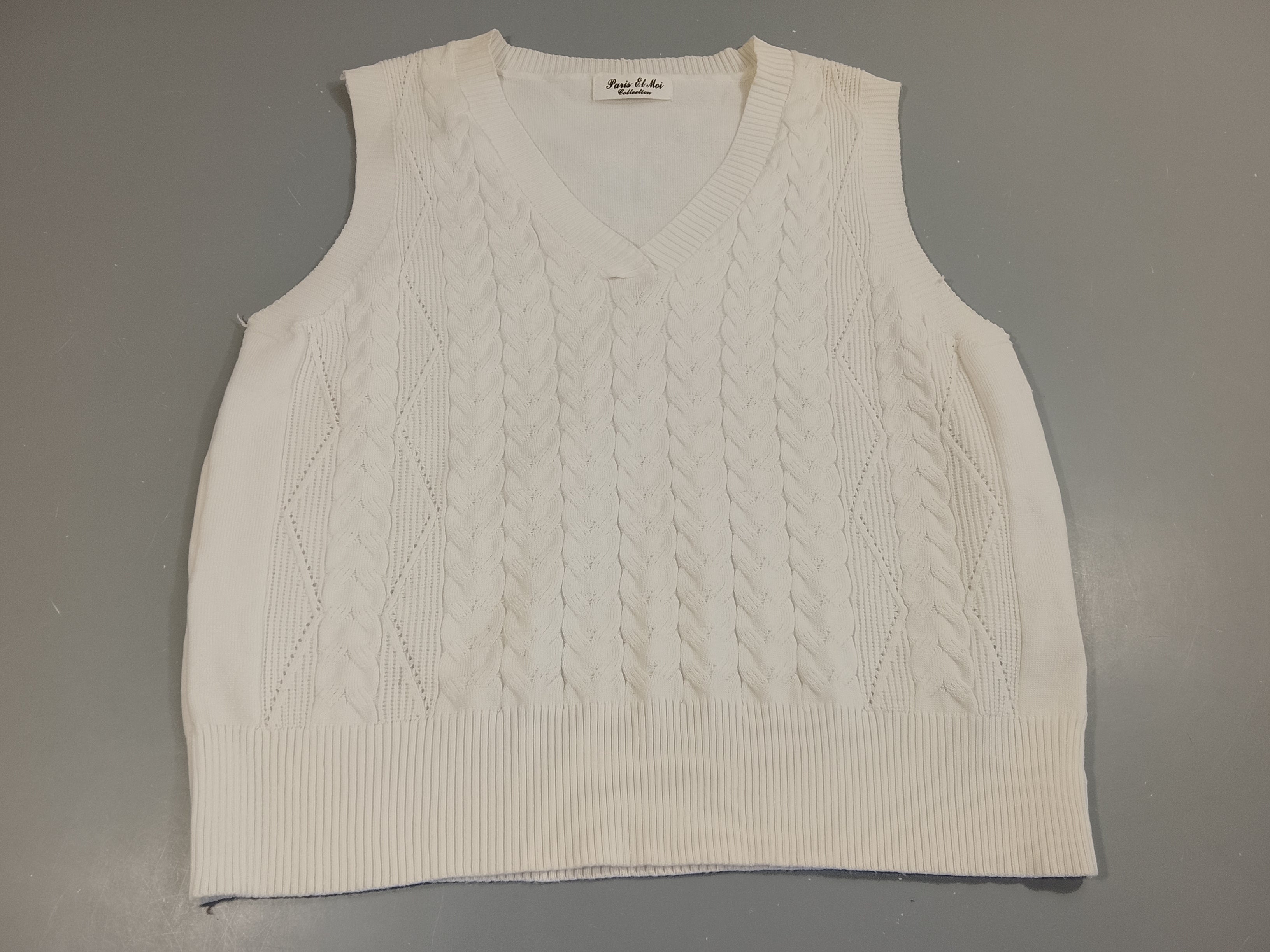 Pull Paris Et Moi  s.m blanc , torsadé à l'avant, légère tache jaune à l'avant, pas de taille indiquée , estimée S