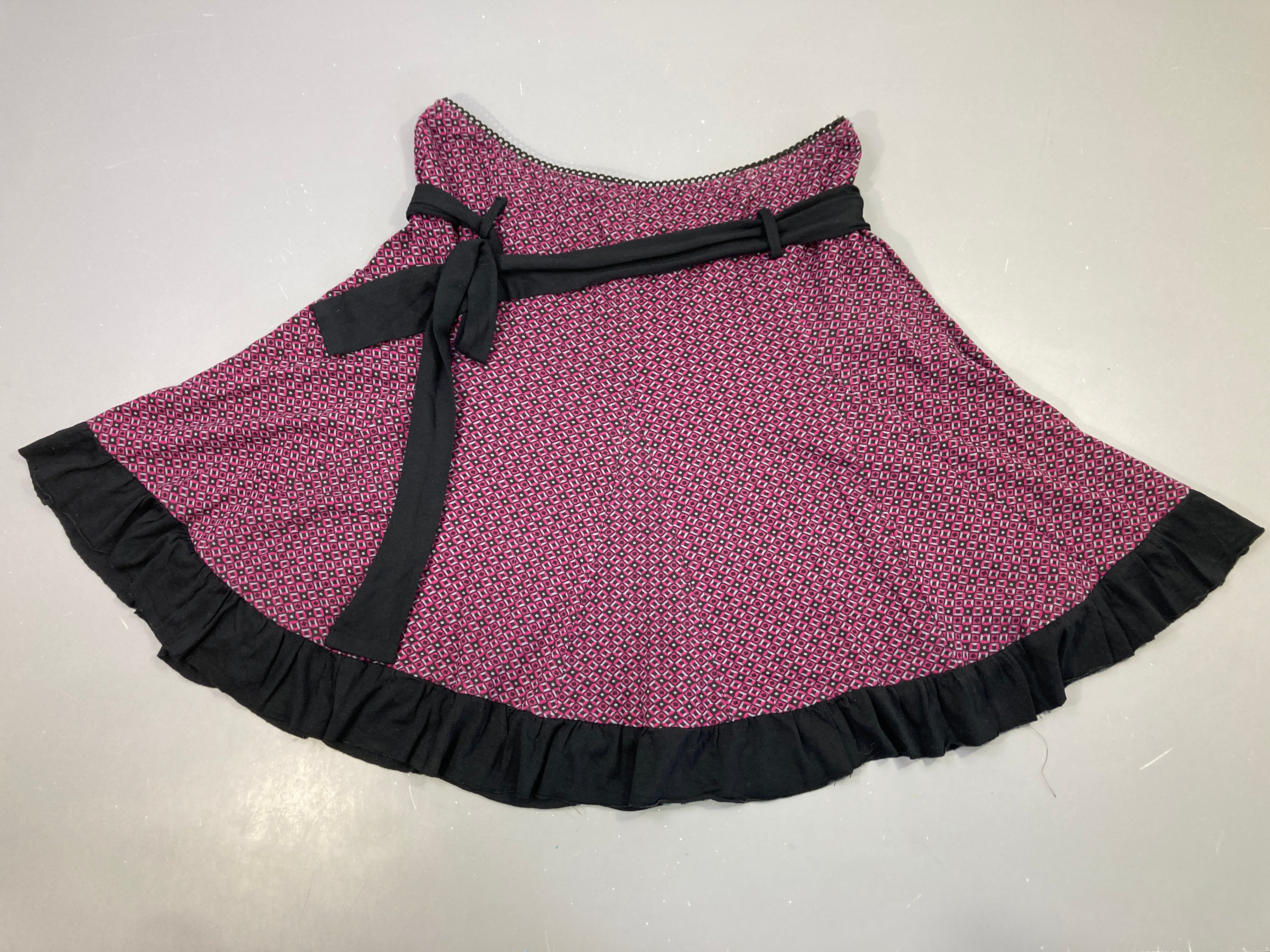Jupe portefeuille noire imprimée rose