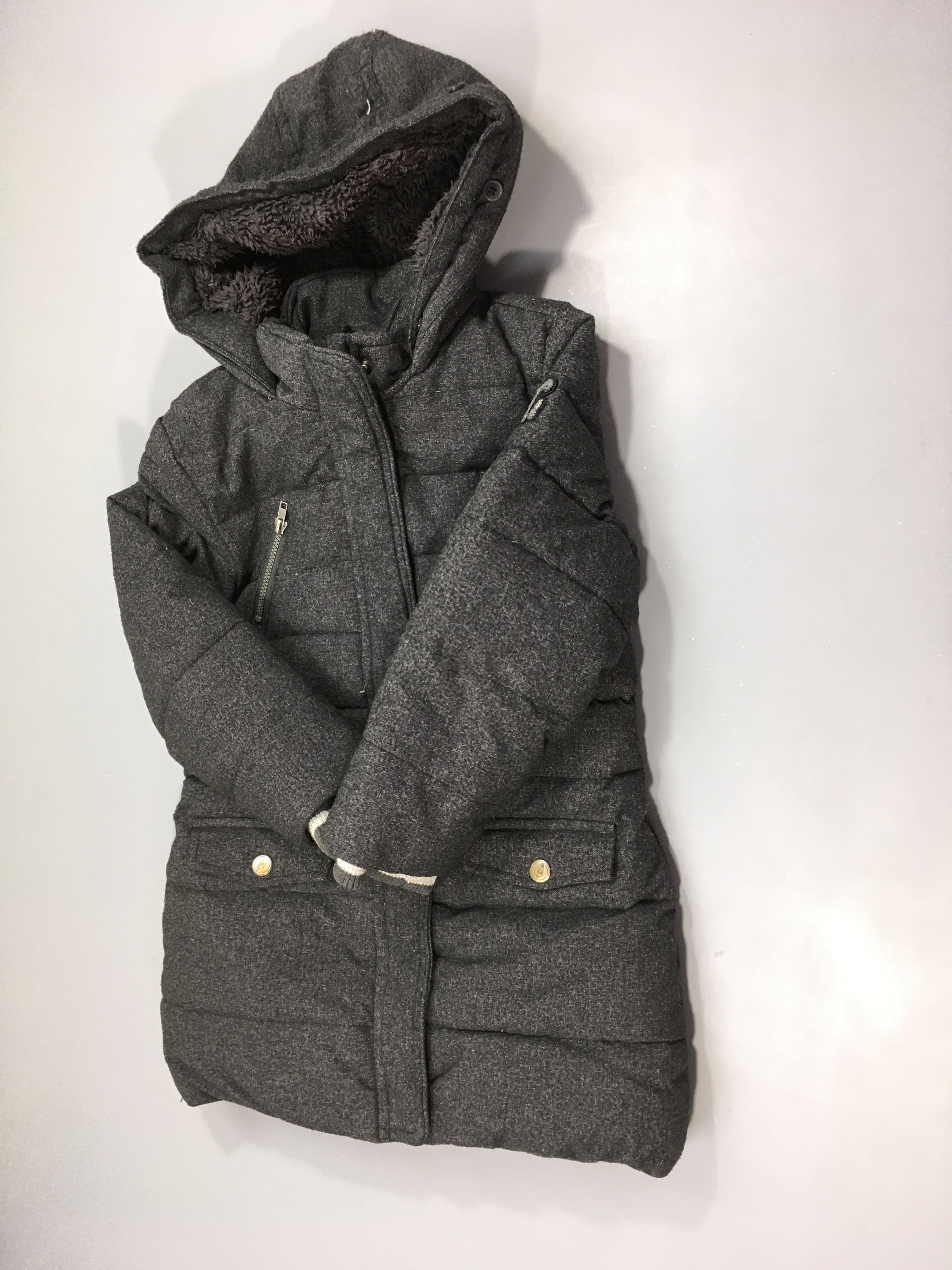 Veste ouatinée grise à capuche, plumes et duvet, couture à refaire au col