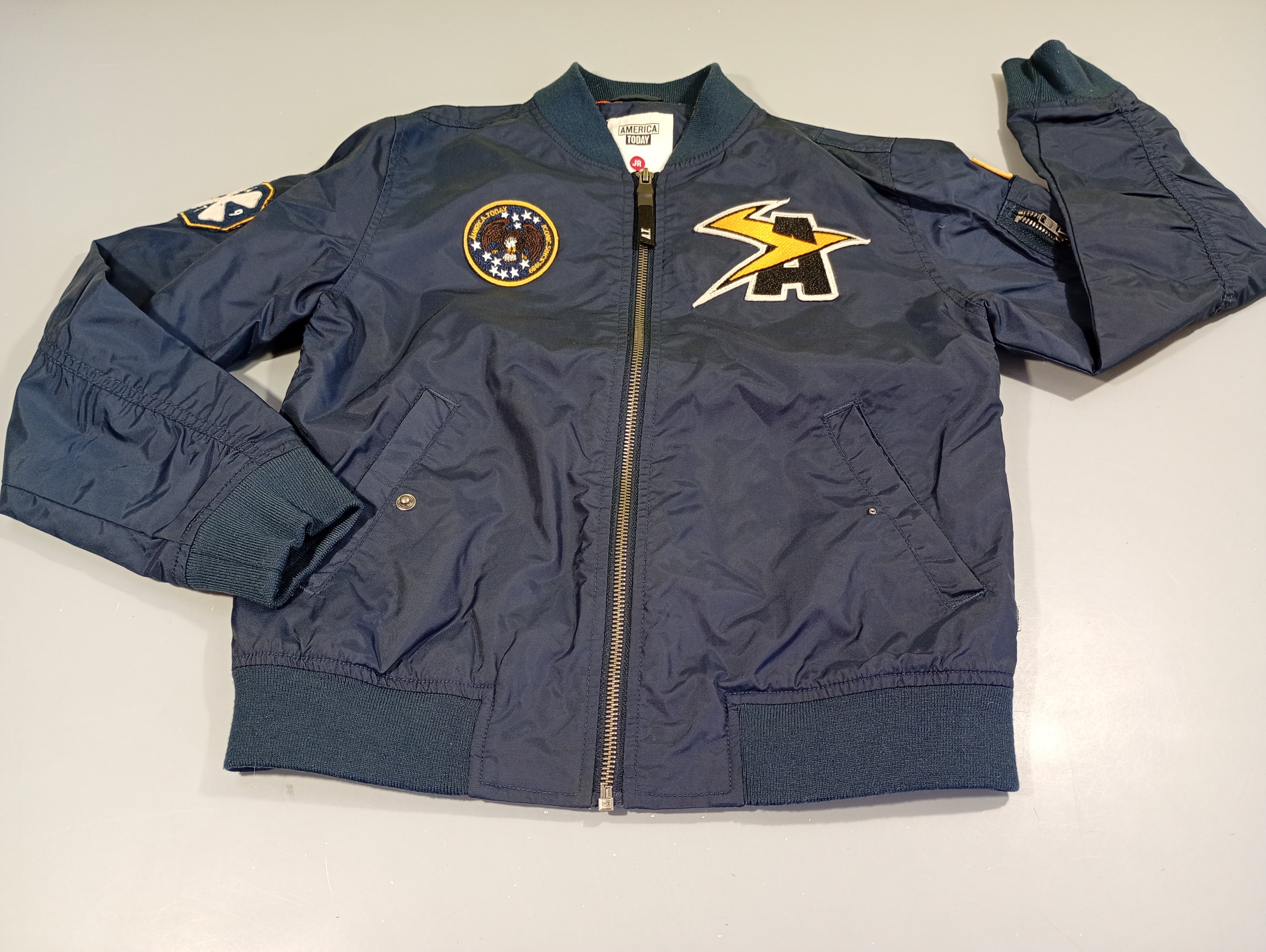 Veste zippée capuche bleu marine , écussons  aigle, 