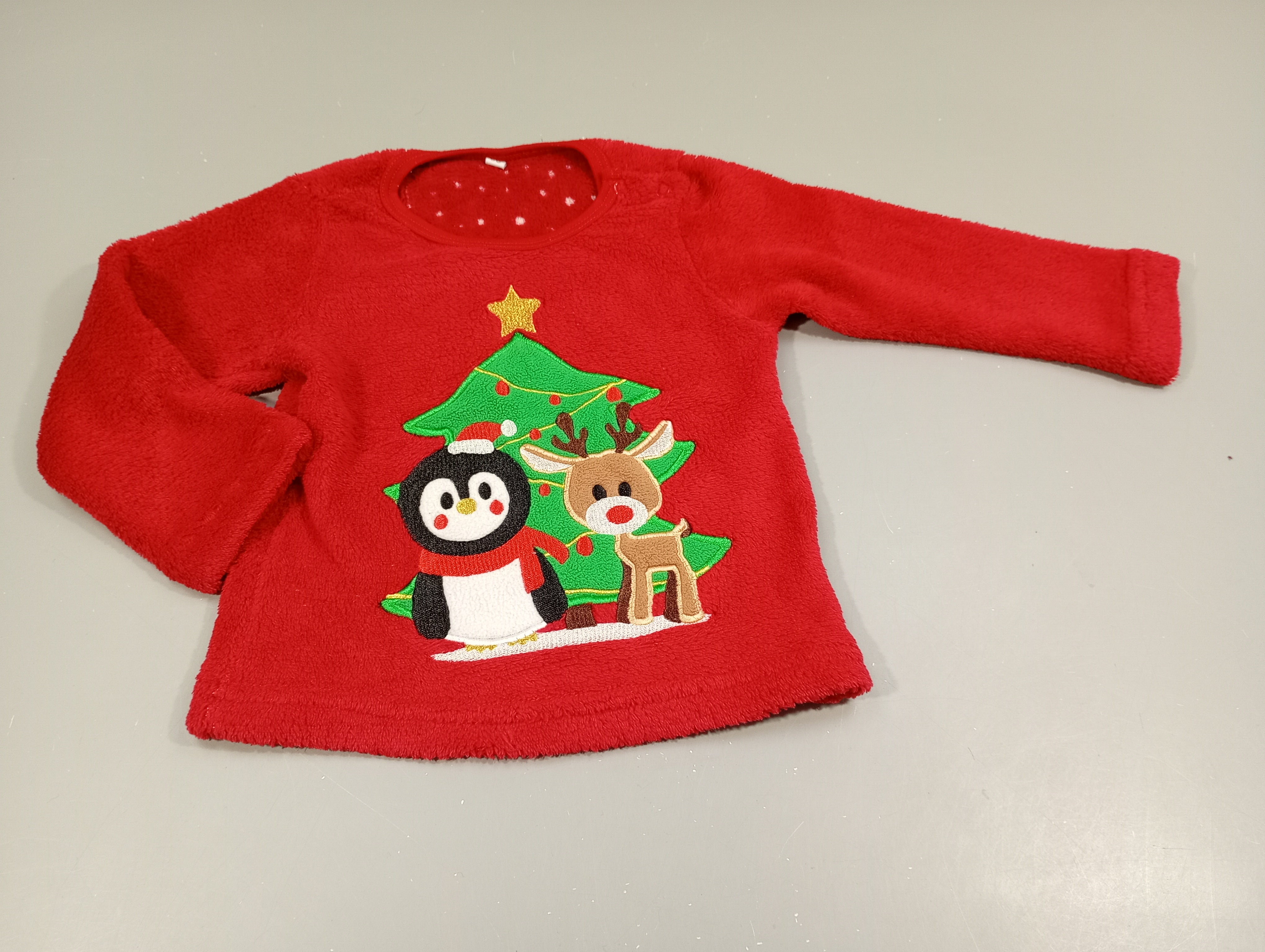 Dessus de pyjama de Noël rouge . Sapin pingouin et renne