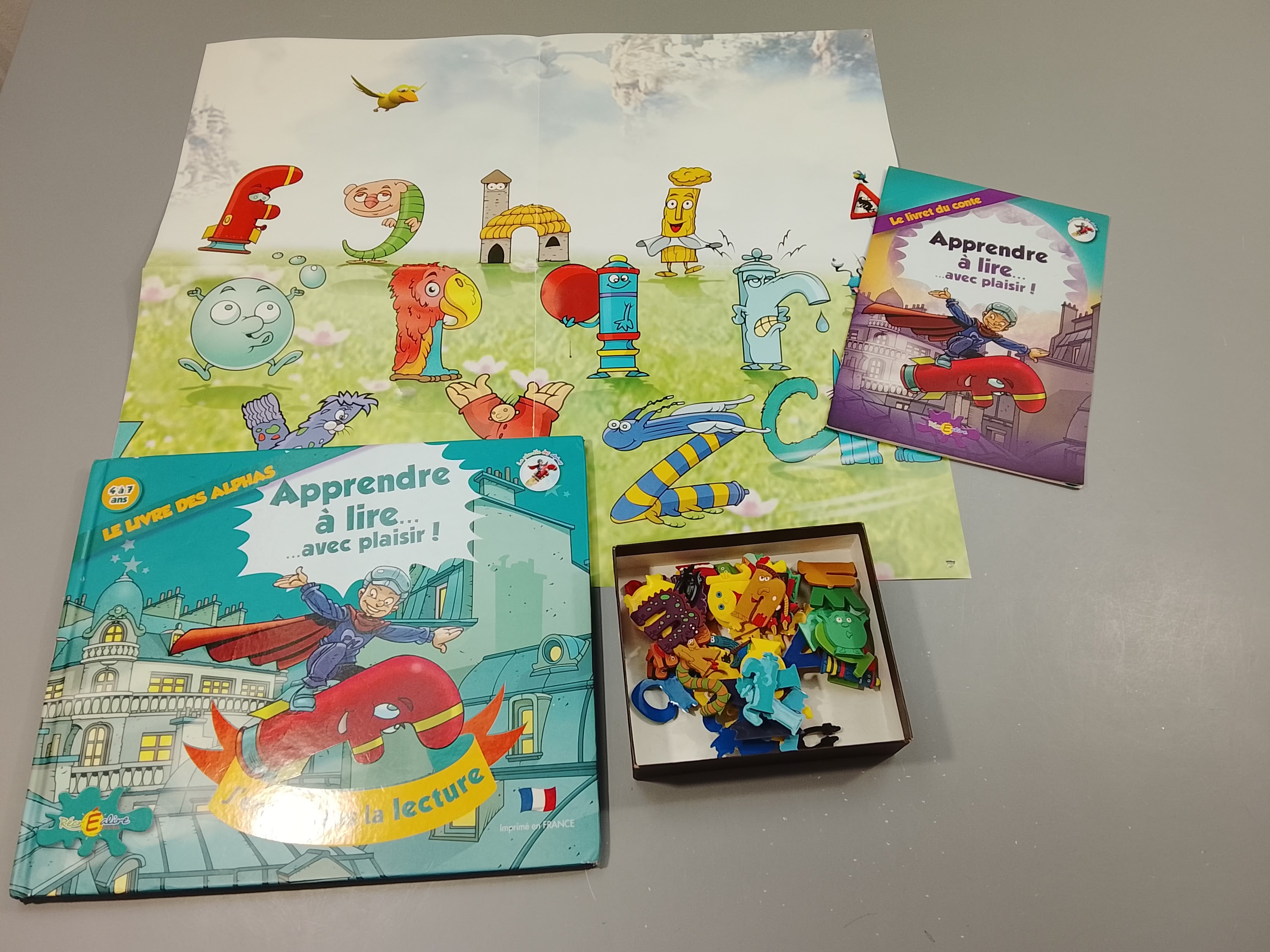 Livre des  Alphas  + livret du conte + poster +  figurines (vendu en l'état  sans CD, DVD et guide parent)