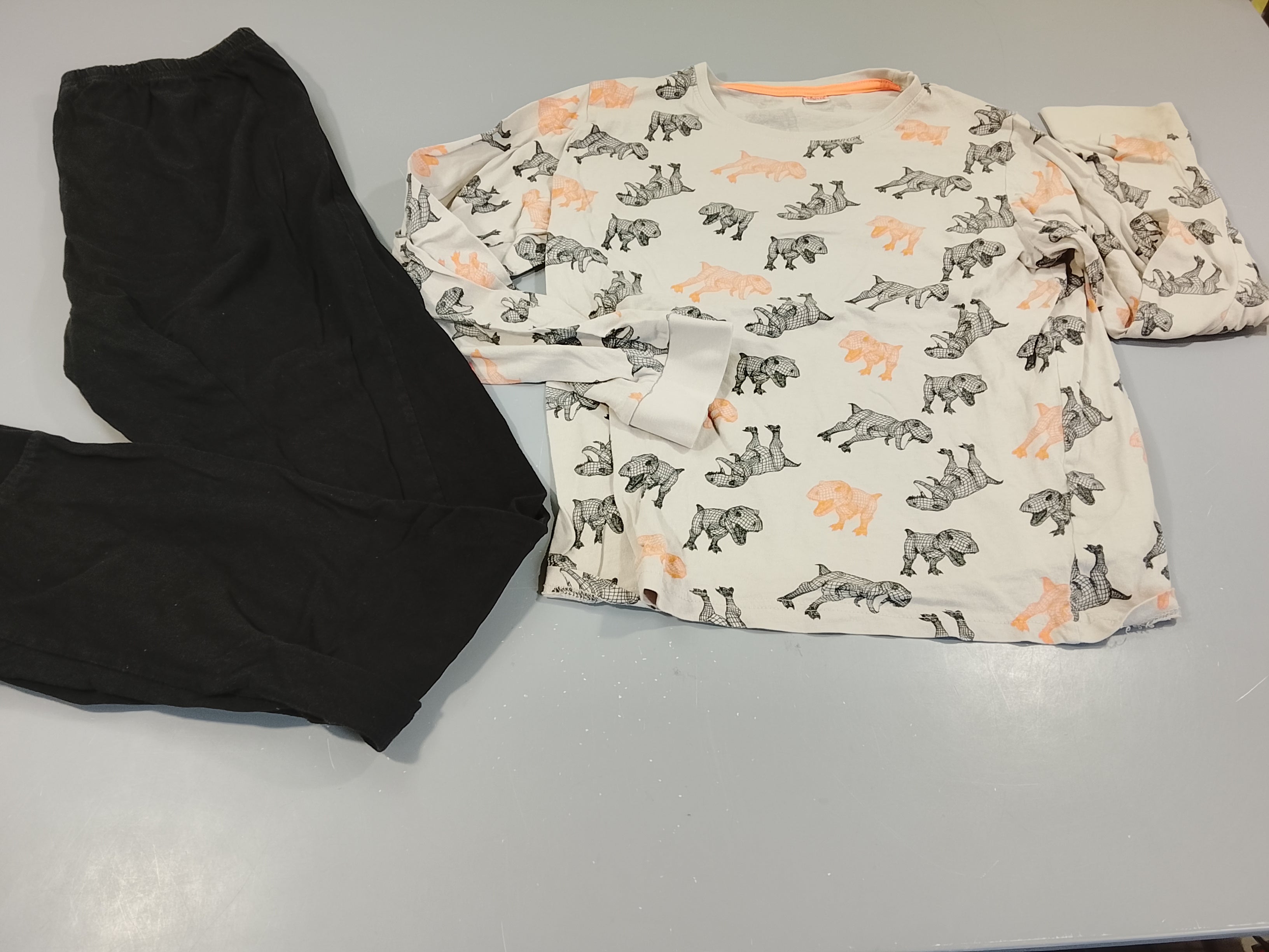 Pyjama 2pcs jersey beige/noir, dinosaures oranges et noir, Tache à la manche