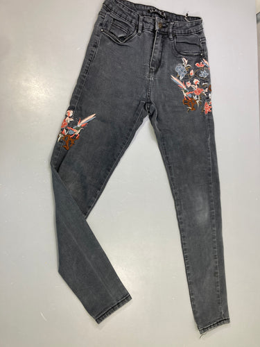 Jean gris brodé fleurs/oiseau, moins cher chez Petit Kiwi
