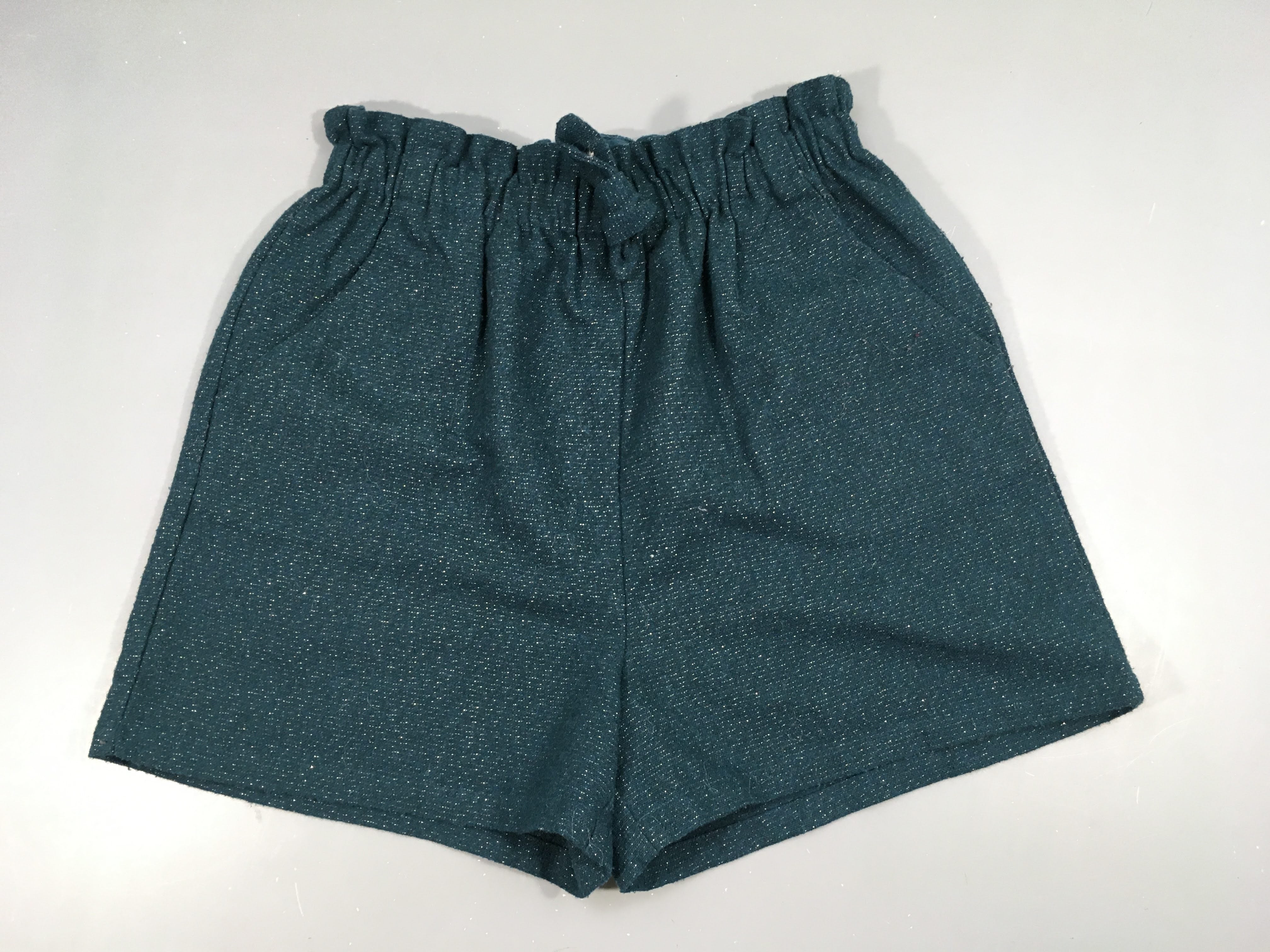 Short vert bleuté fil métalisé doré 33%Laine-Petite tache à relver arrière