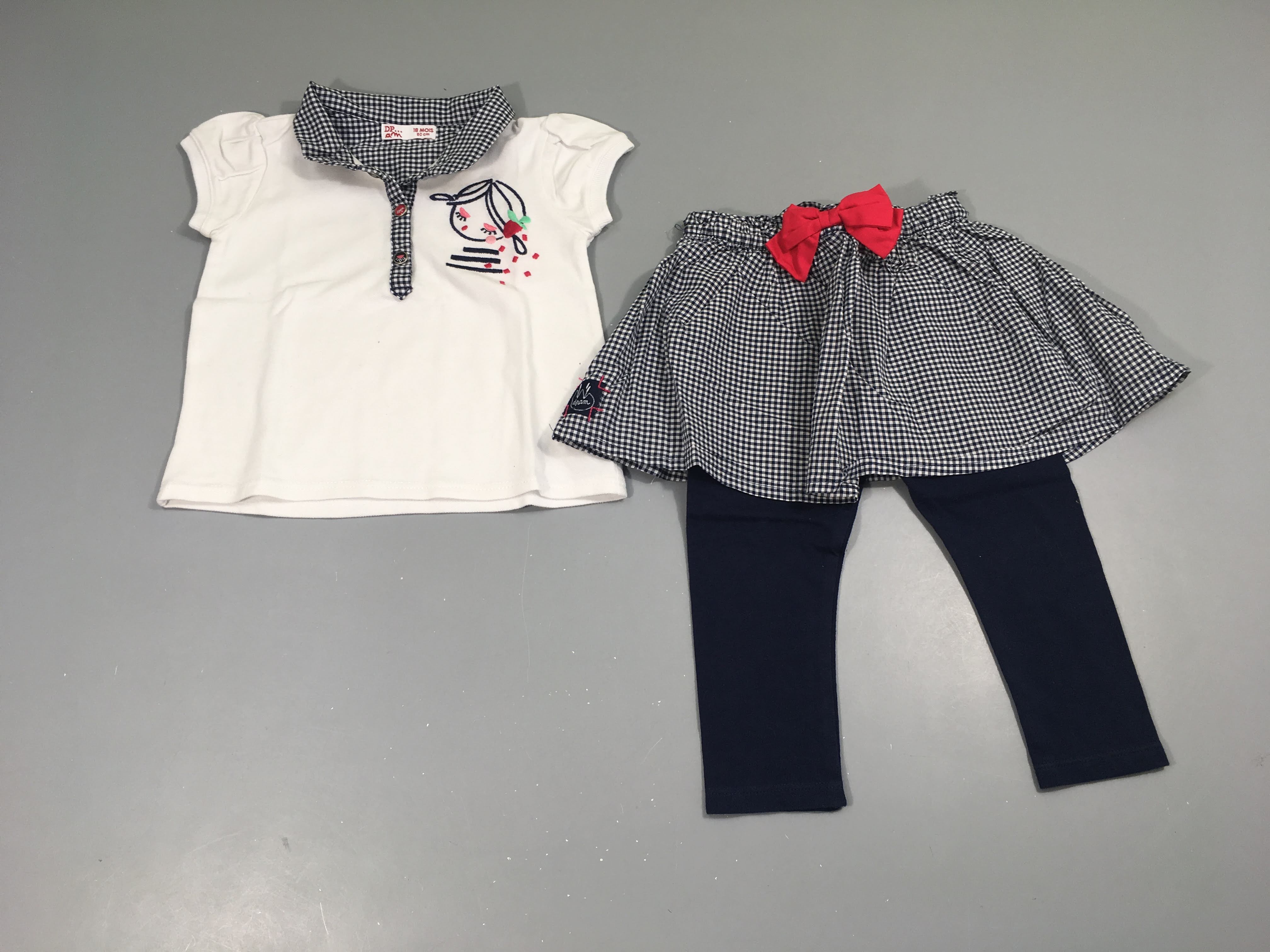 Polo m.c blanc fille + jupe Legging intégré bleu à carreaux