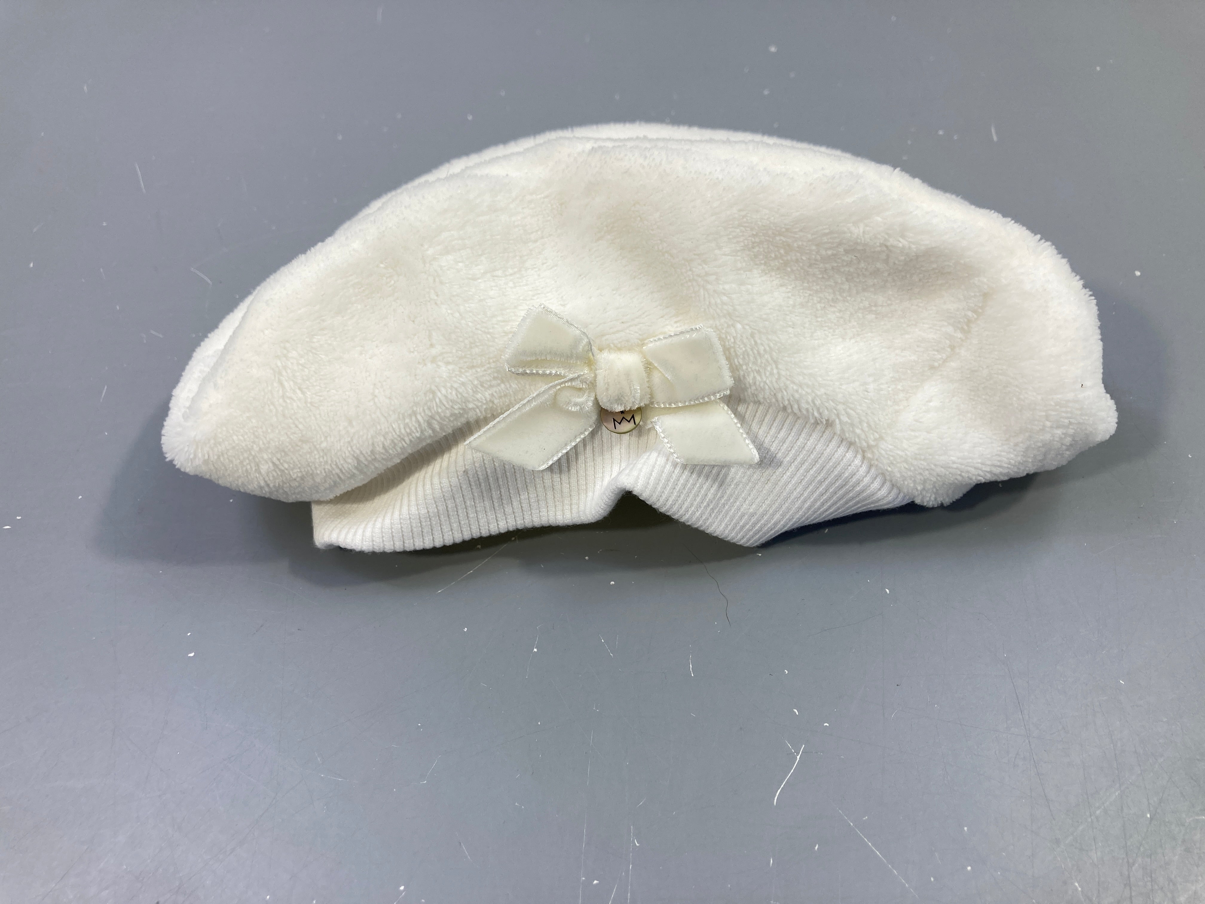 Bonnet en velours blanc , petit noeud à l'avant,49 cm