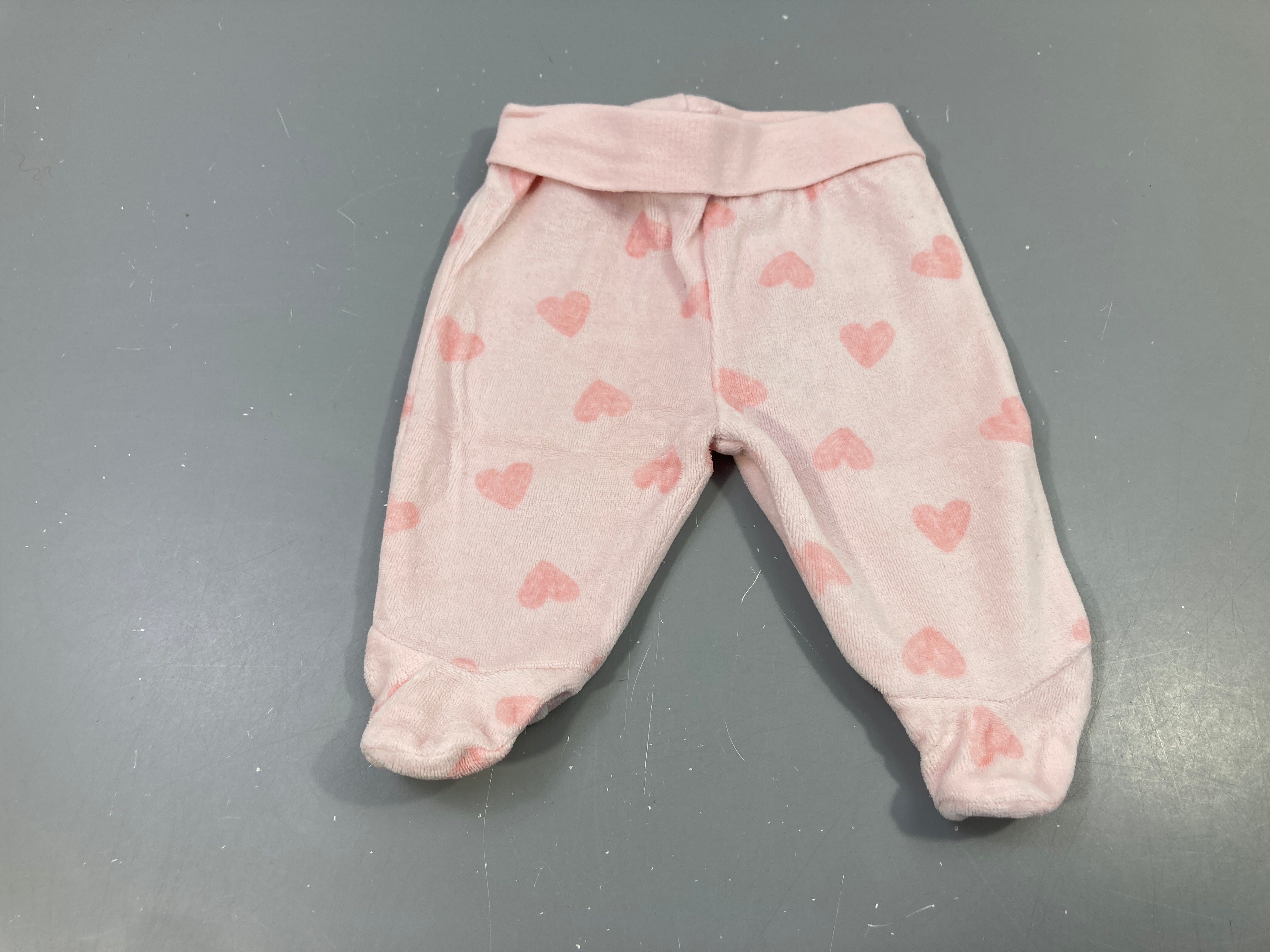 Pantalon avec pied éponge rose clair , coeurs roses