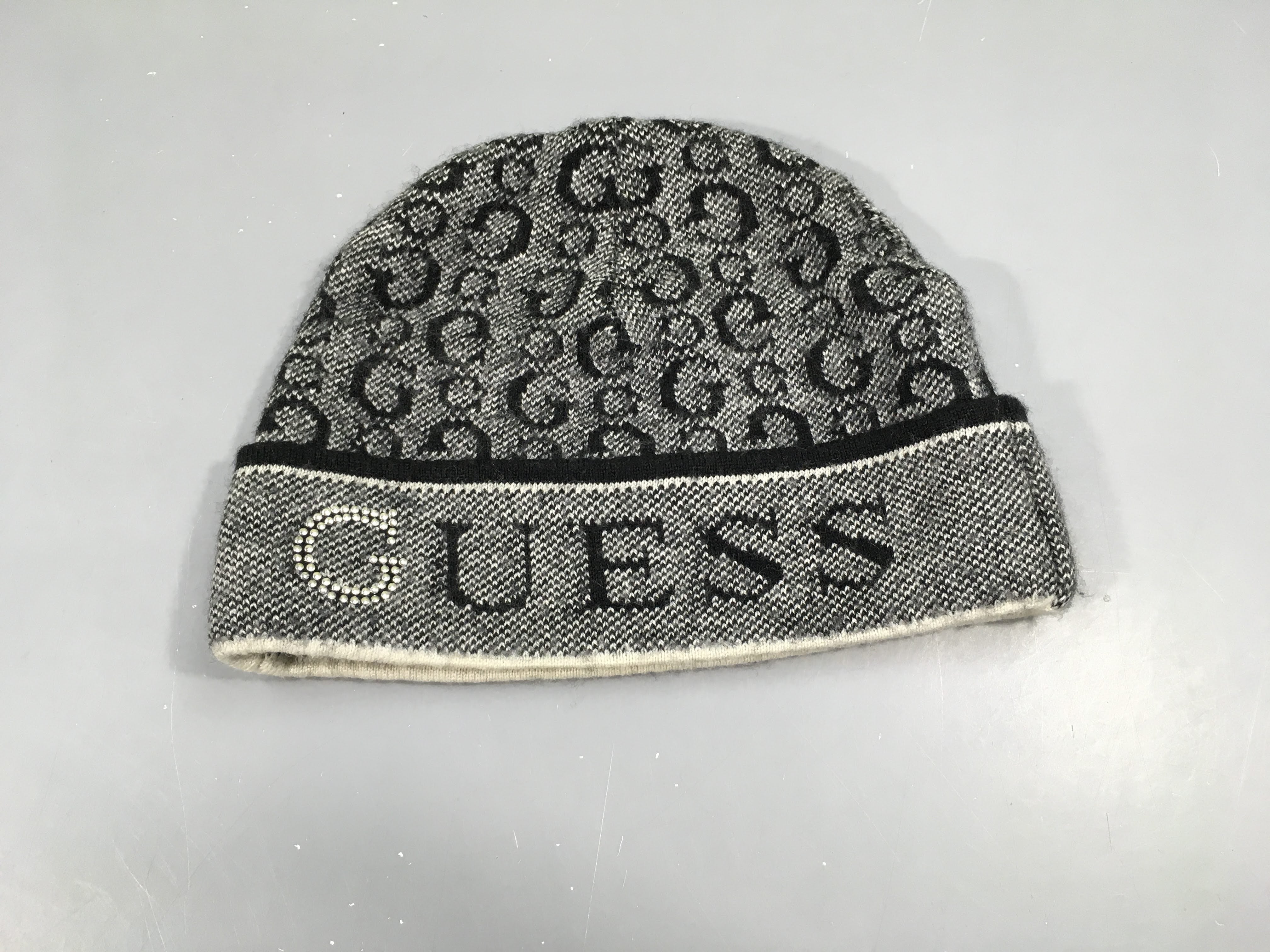 Bonnet noir/blanc chiné GUESS clous, 50% laine