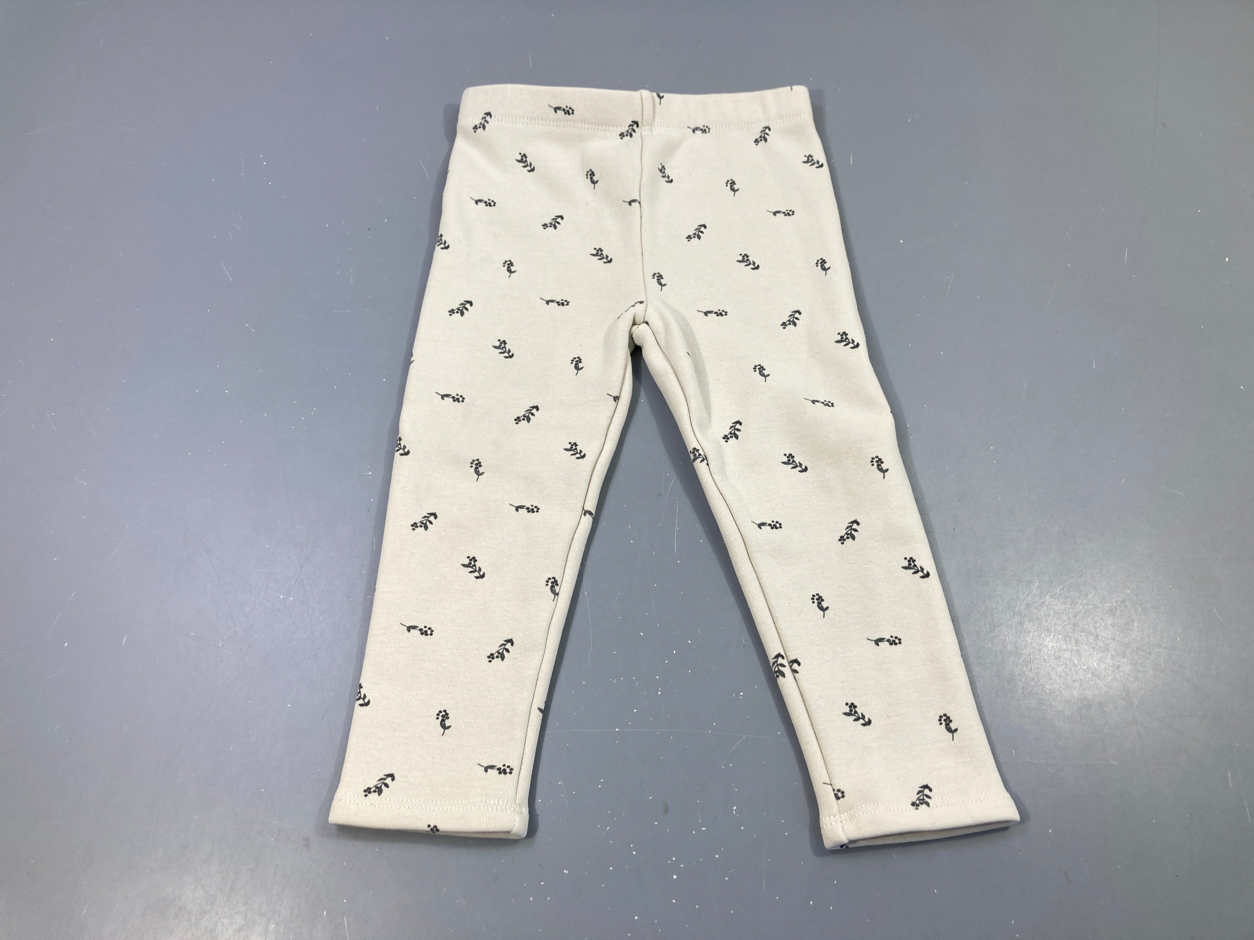 Pantalon molleton beige  motifs fleurs noires. Intérieur doux et chaud. Légèrement bouloché
