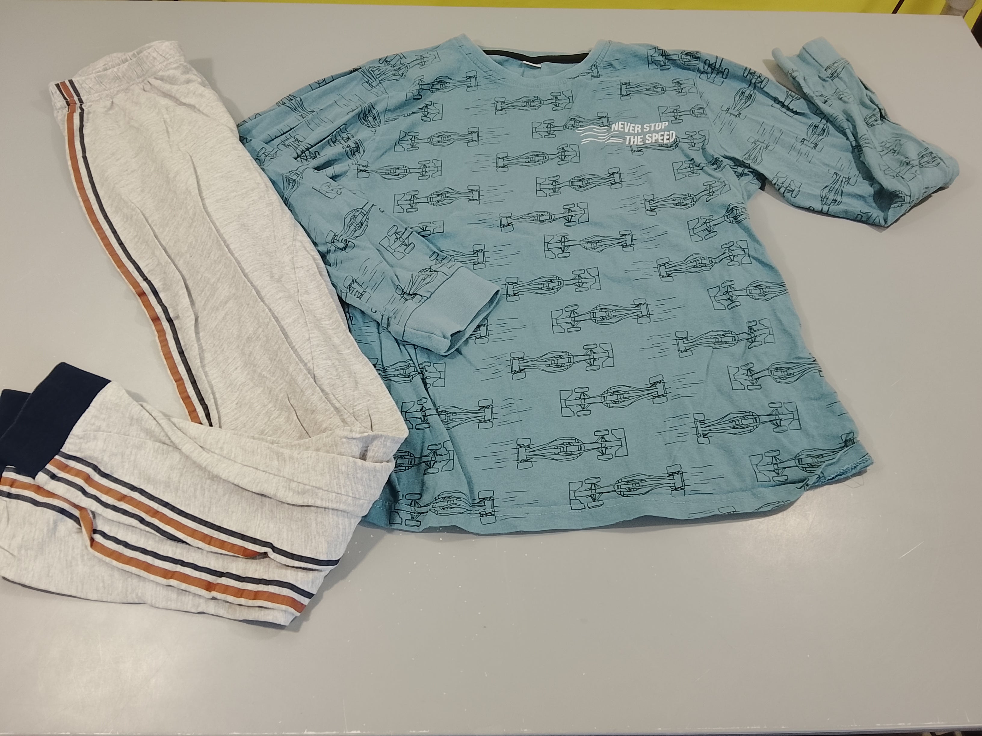 Pyjama 2pcs jersey  bleu voitures de sport, dessous gris flammé