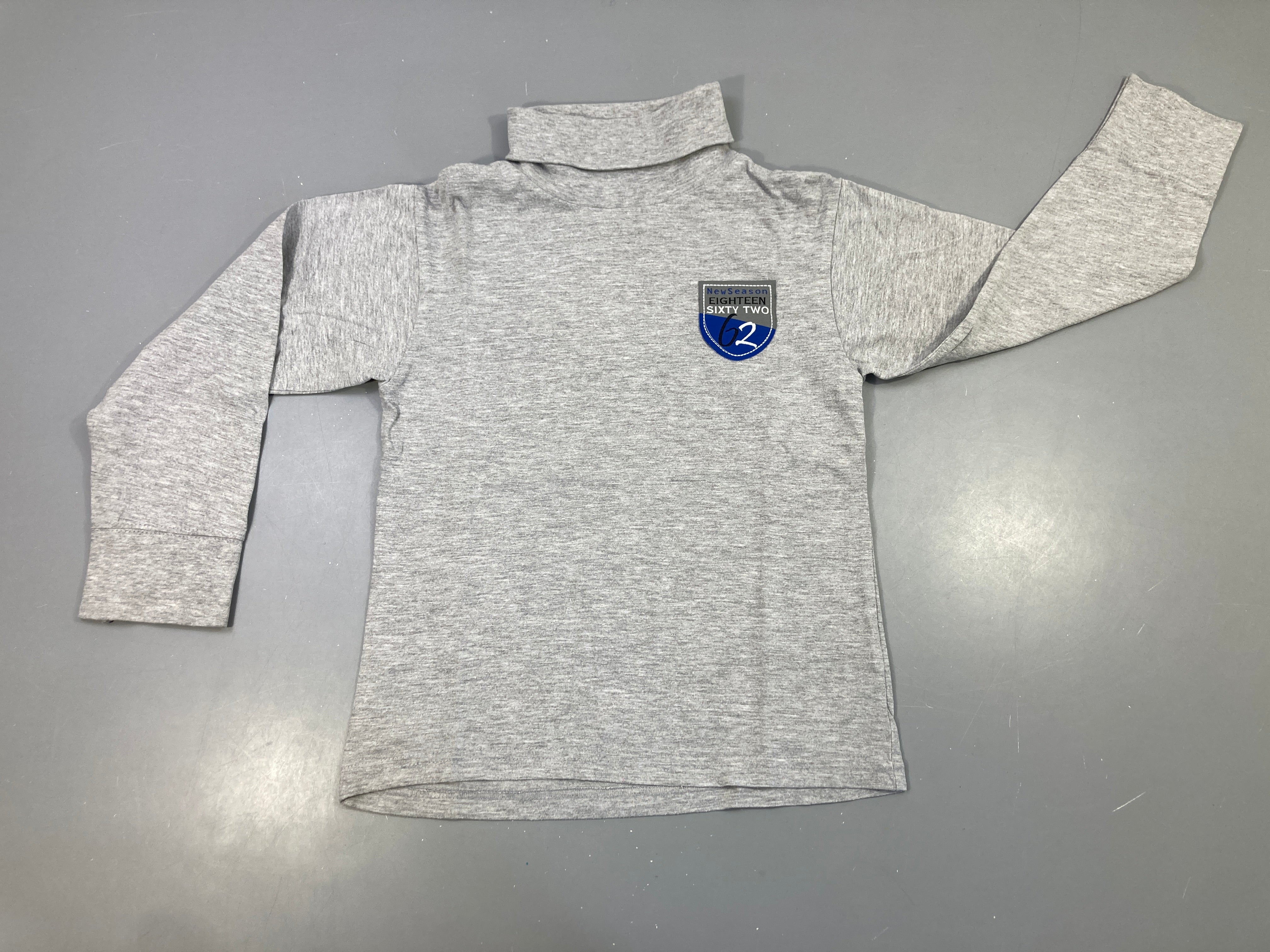 T-shirt m.l col roulé gris flammé écusson , légèremnt bouloché