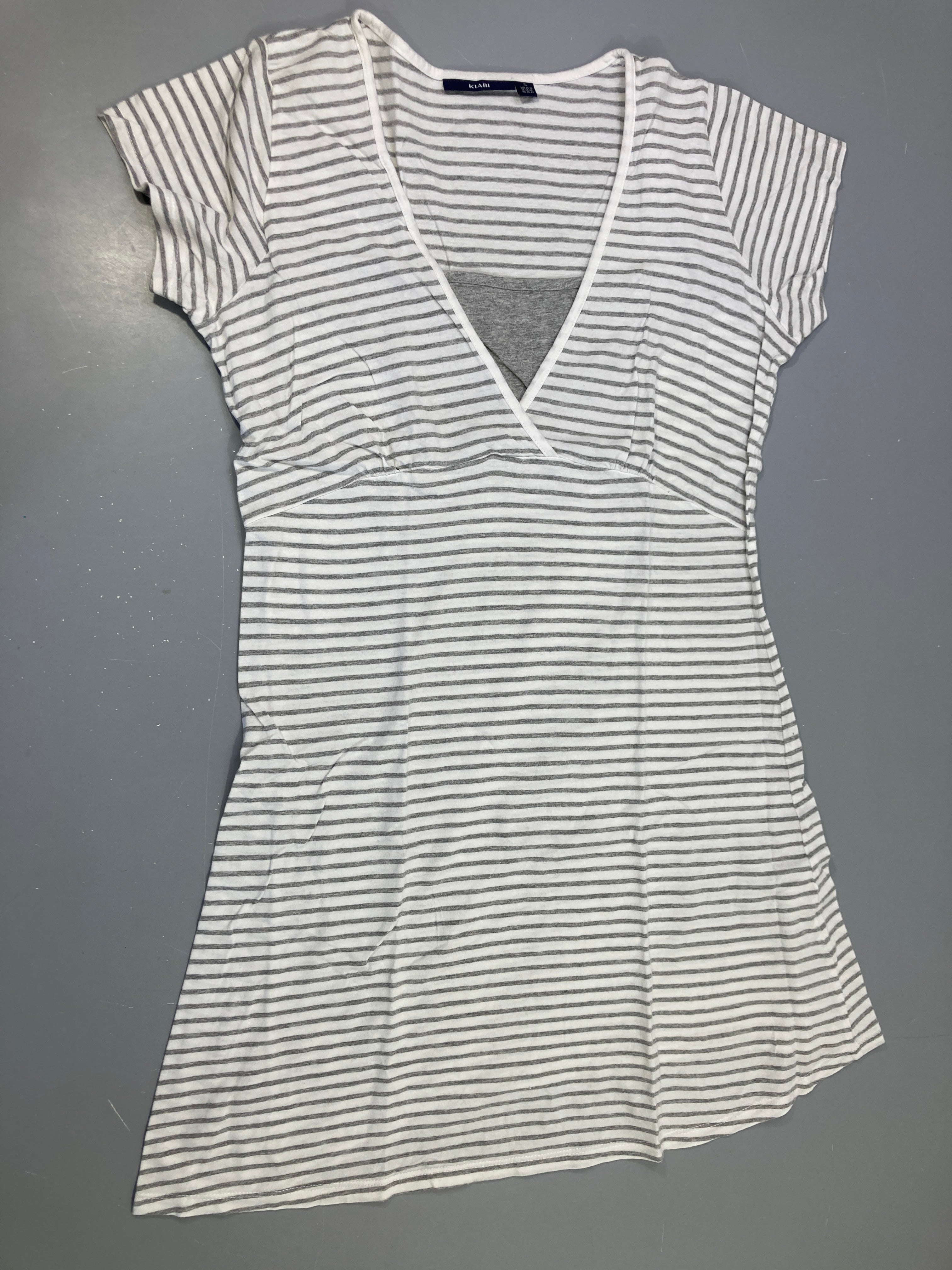 T-shirt m.c de grossesse blanc rayé gris clair, très légèrement bouloché