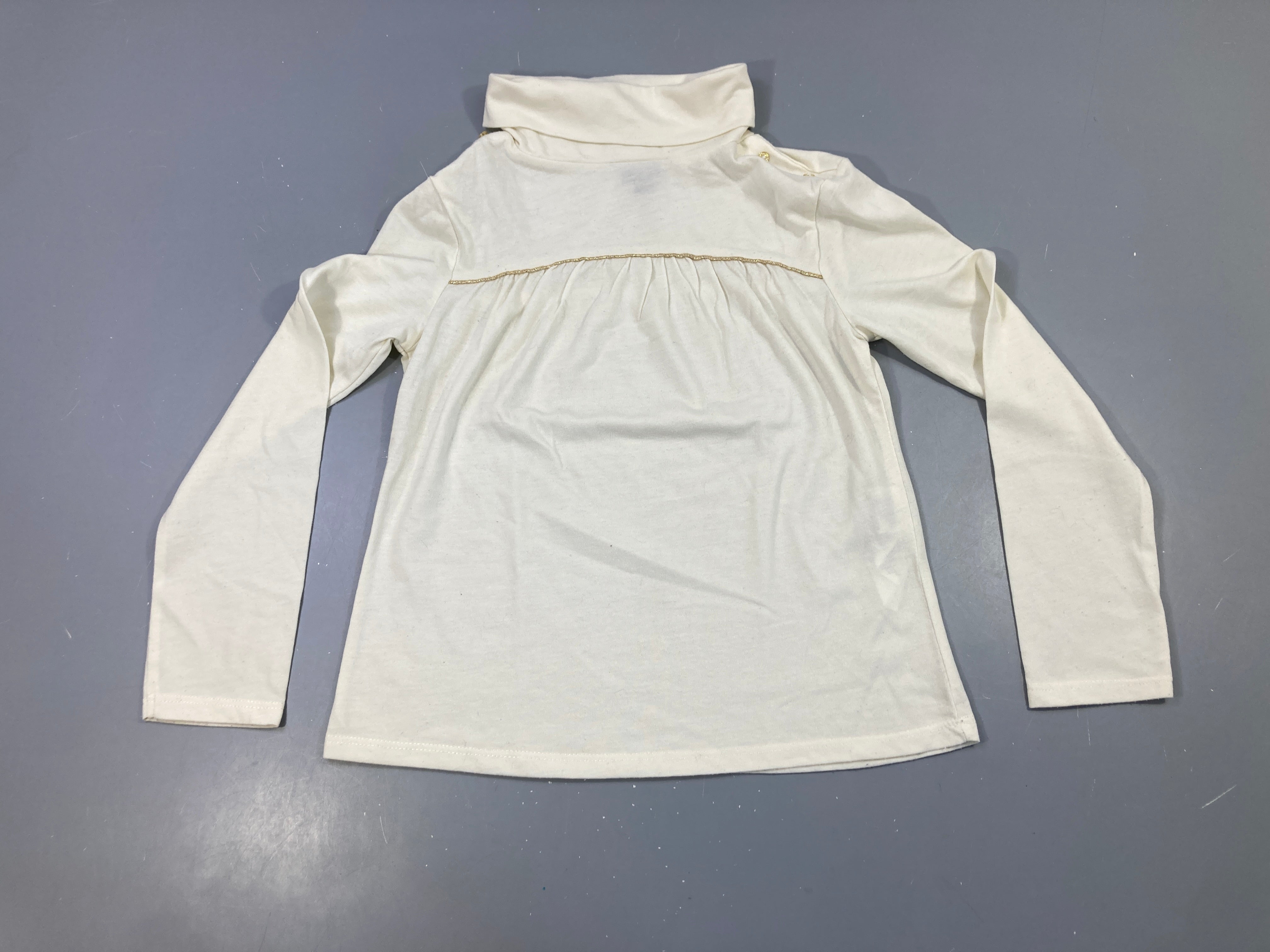 T-shirt m.l col roulé beige clair boutons et ornemants dorés