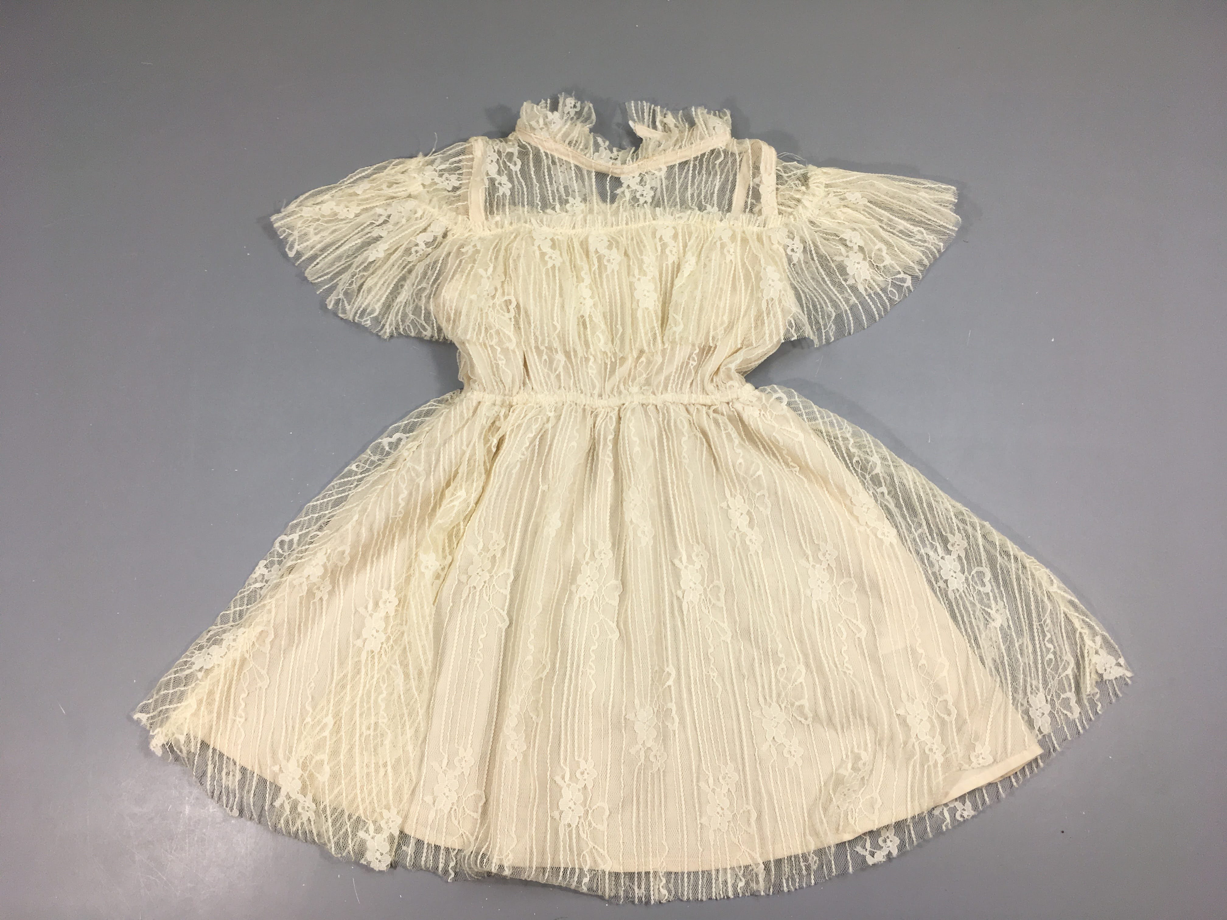 Robe m.c dentelle écru (taille estimée)
