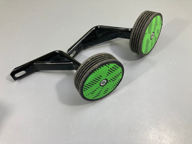 Stabilisateurs roues plastiques noir-vert pour petit vélo enfant pour l'apprentissage à l'équilibre Traces d'usure, moins cher chez Petit Kiwi