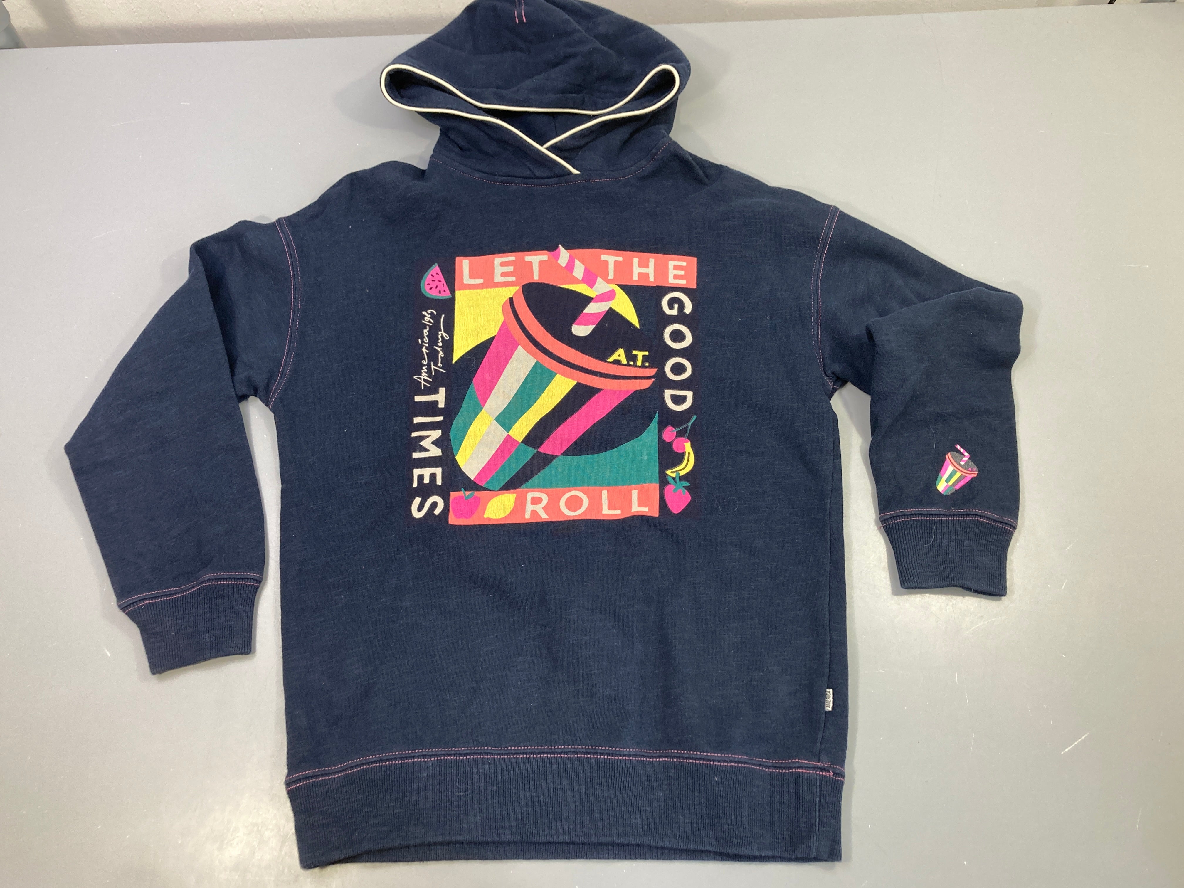 Sweat à capuche bleu marine flammé, gobelet avec paille 