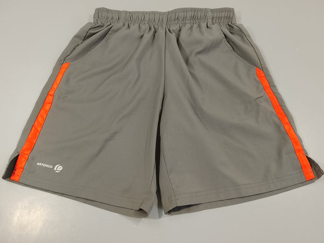 Short de sport gris/ orange  "Artengo", moins cher chez Petit Kiwi