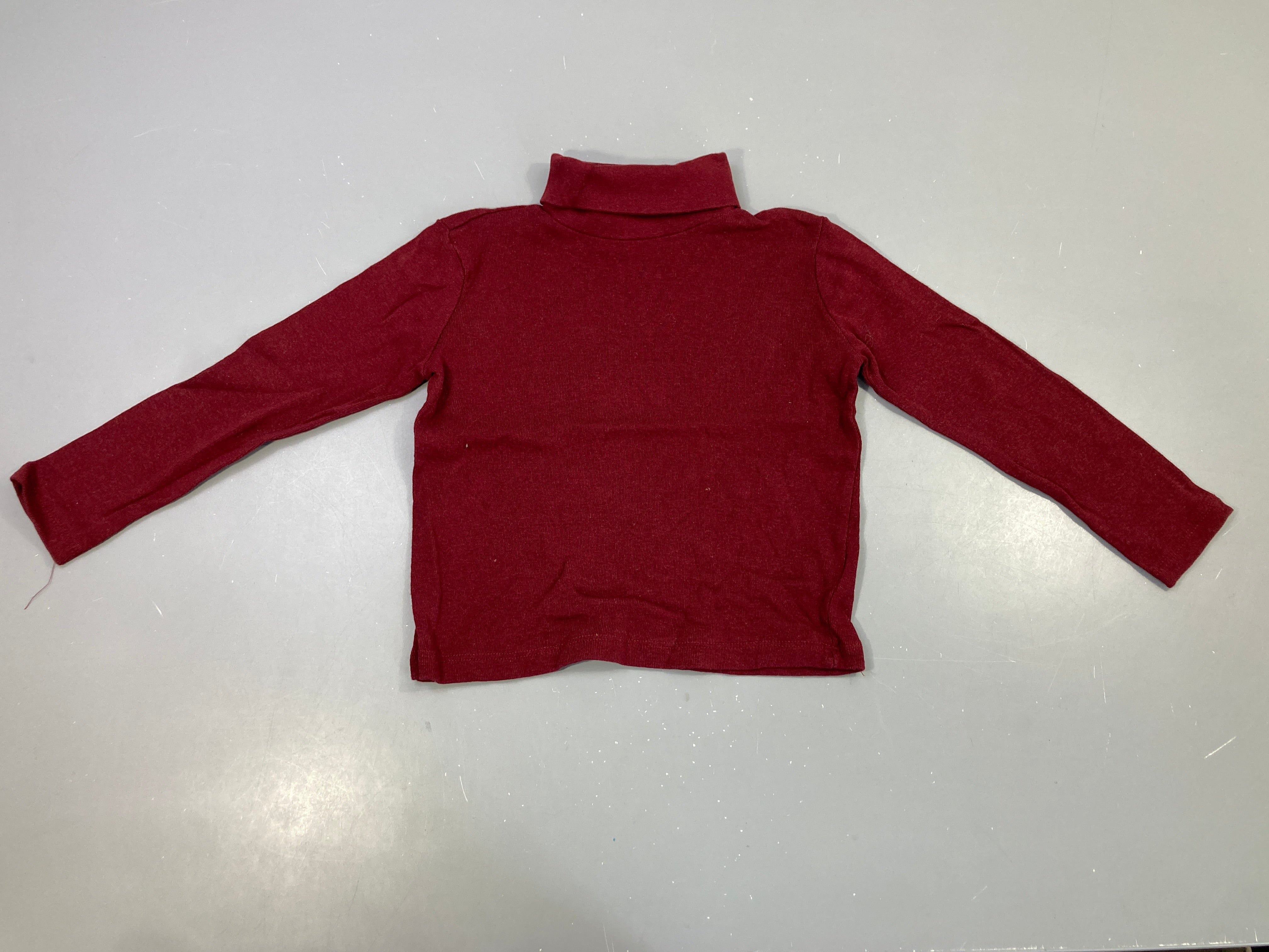 T-shirt m.l col roulé bordeaux, légèrement bouloché