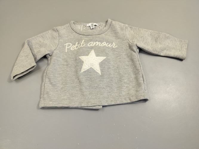 Pull gris chiné, étoile blanche "Petit amour", pressions à l'arrière. Légèrement bouloché. 60% coton 40% polyester, moins cher chez Petit Kiwi