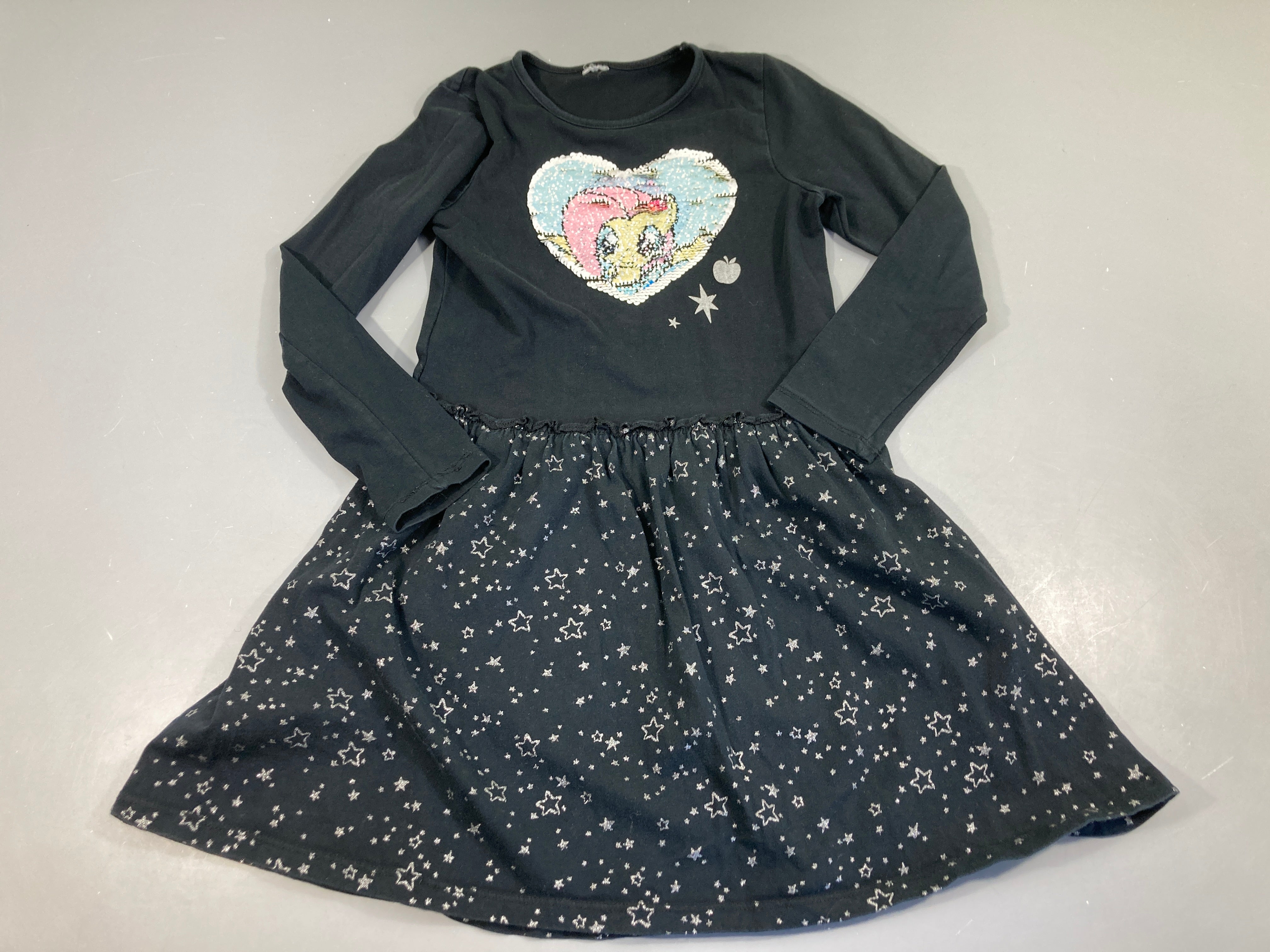 Robe m.l jersey noir coeur en sequins, bas motif étoiles, taille estimée