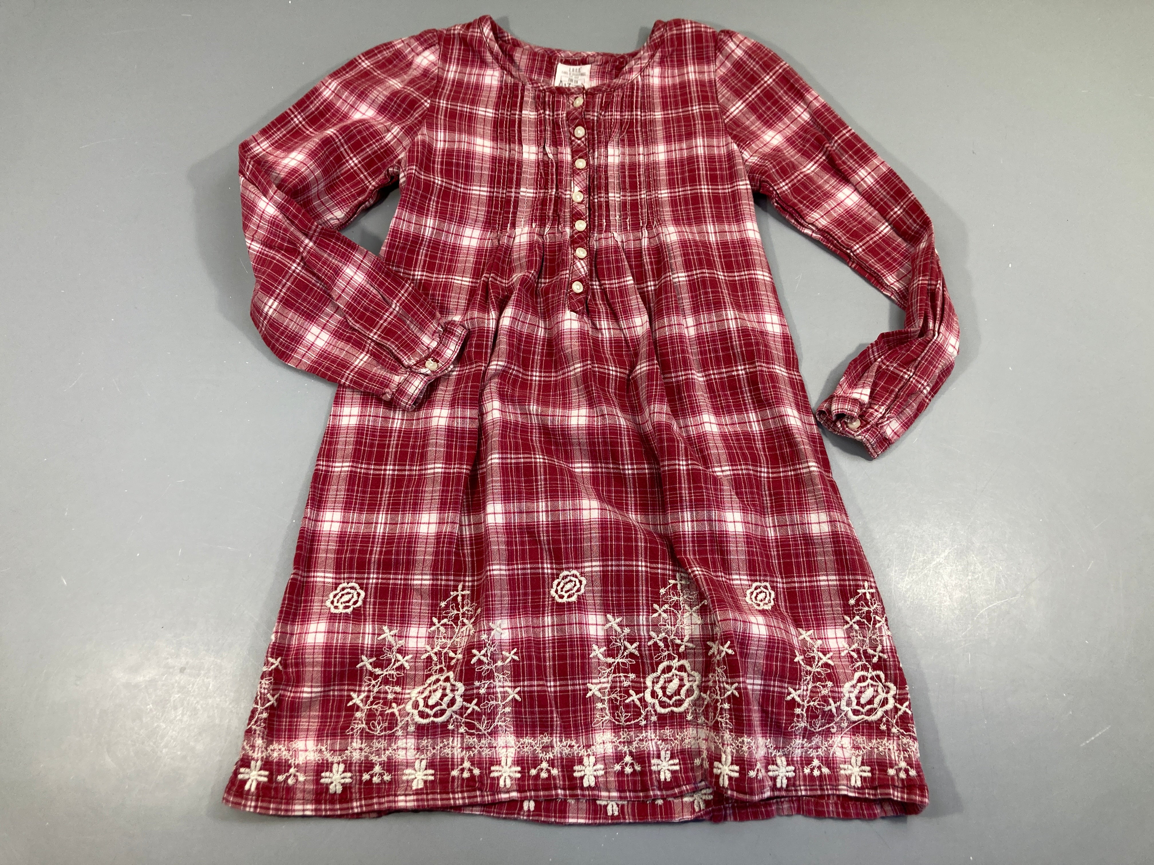Robe m.l coton carreaux rouge et blanc, bas brodé