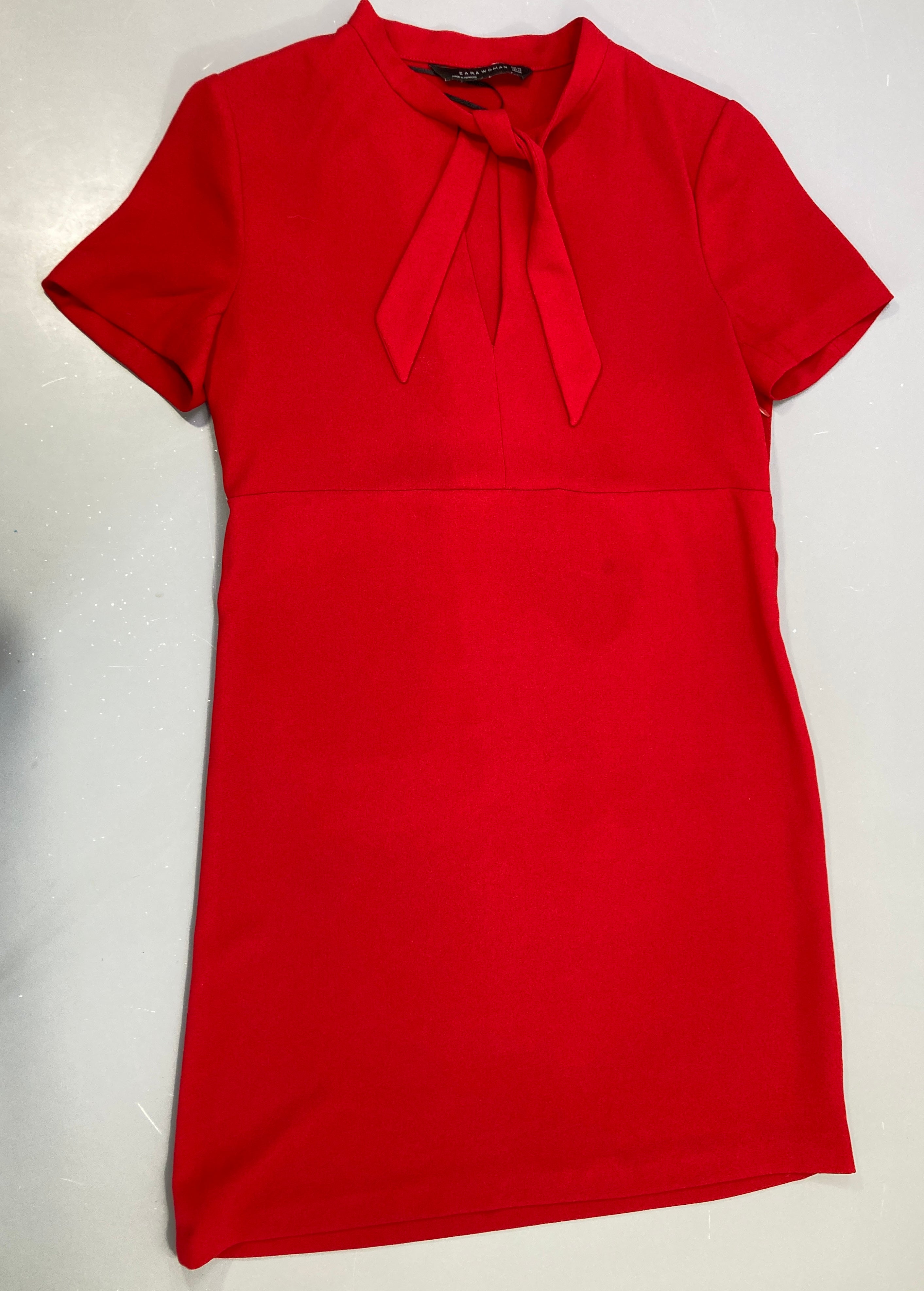 Robe m.c rouge col à lacer Taches à rafraichir