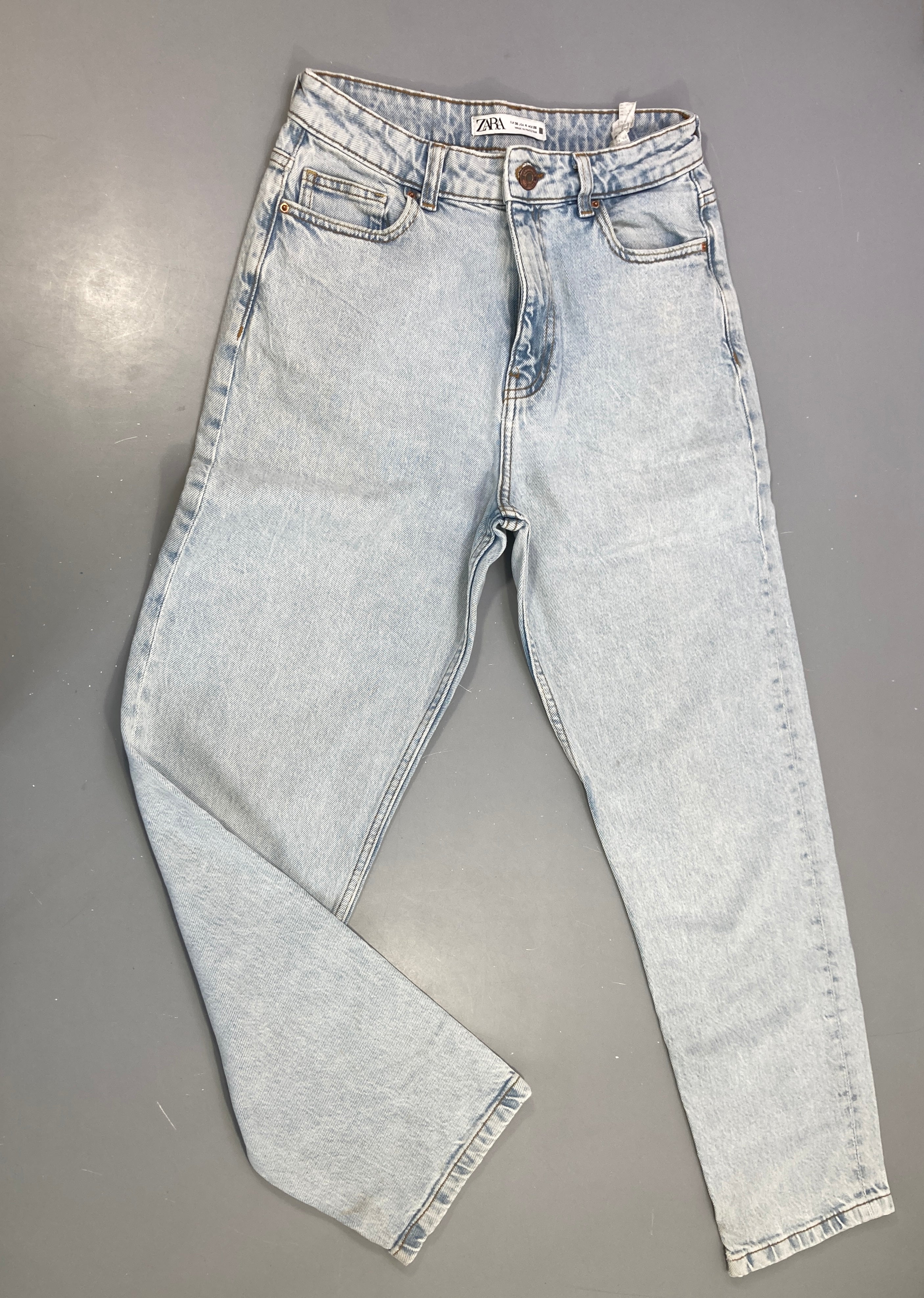 Jeans mom clair-Quelques taches