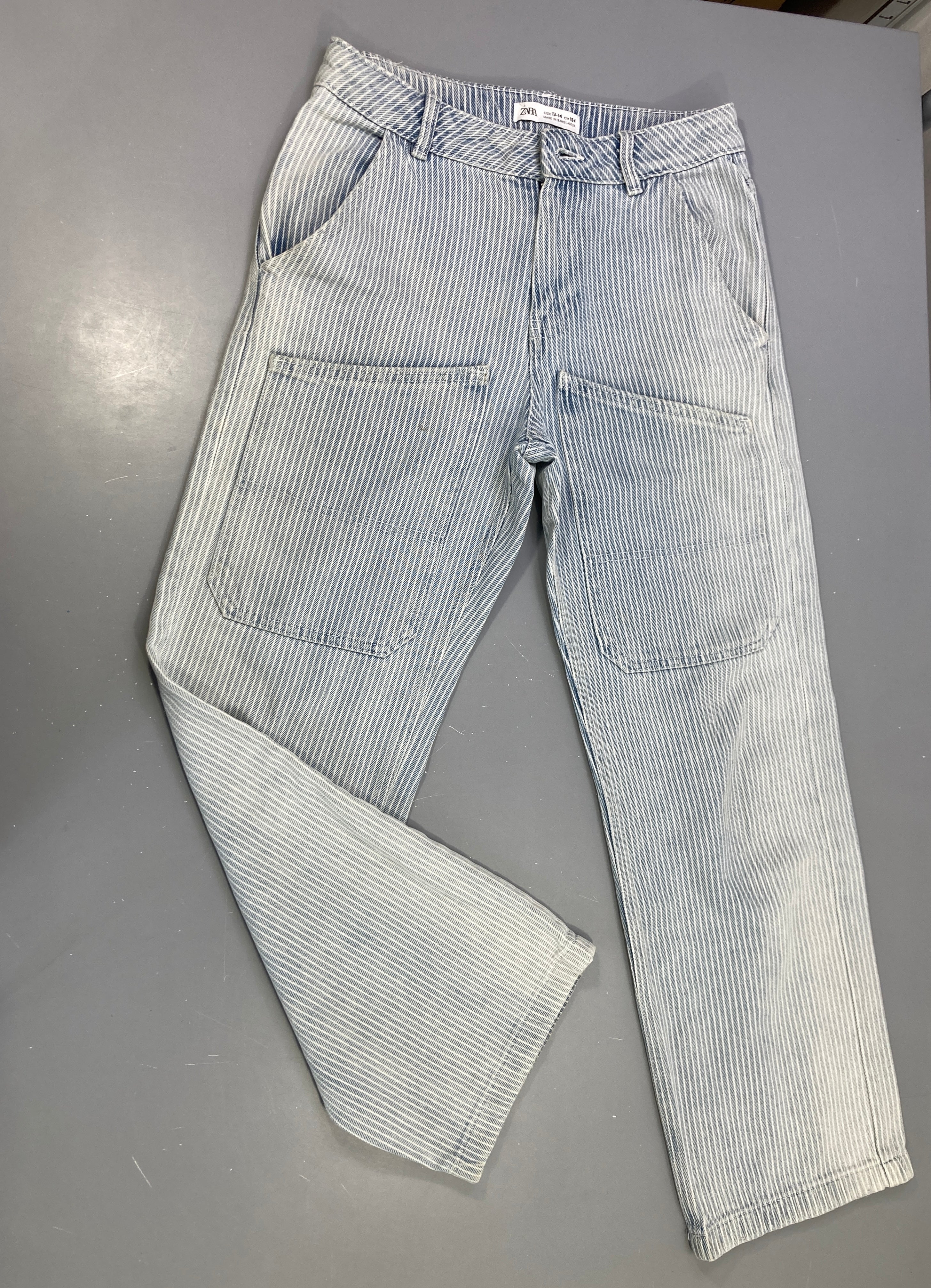 Pantalon bleu ligné blanc poches avt