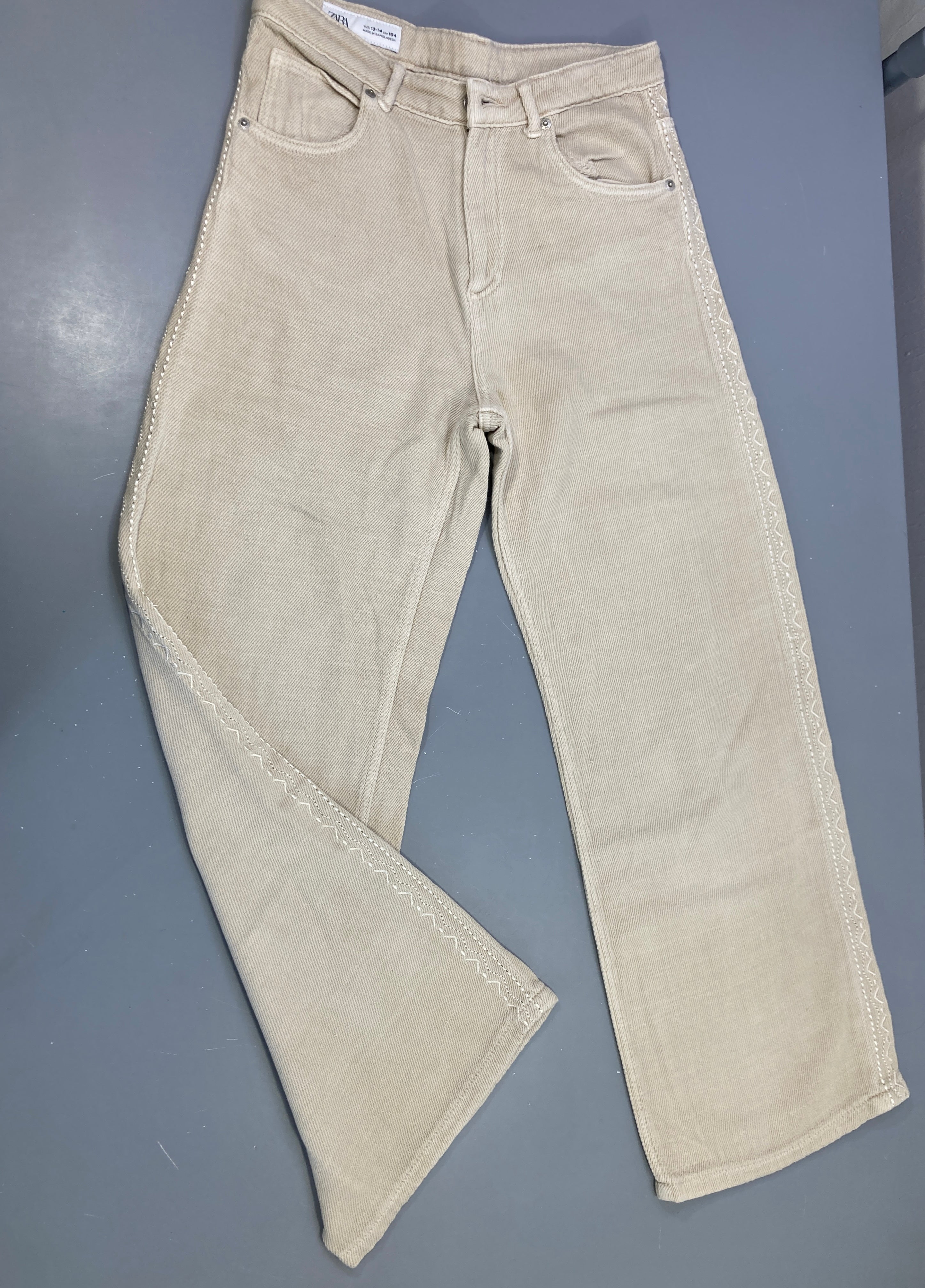 Pantalon beige motifs  latéraux brodés
