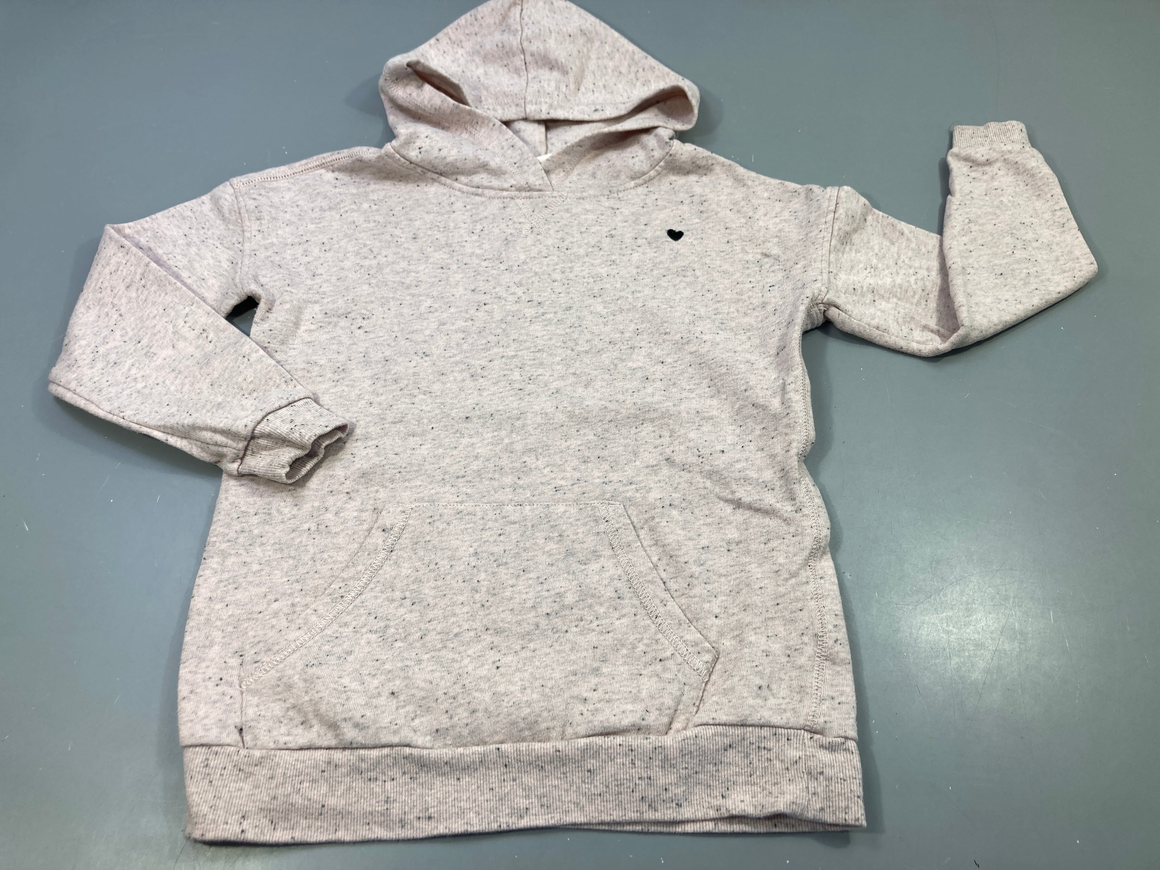 Sweat à capuche rose très pâle chiné bleu marine, coeur bleu marine, légèrement bouloché