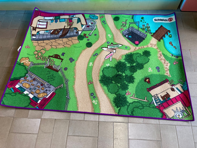 Tapis de jeu Schleich Horse Club (modèle 42465), 133 x 95 cm - 40€ neuf, moins cher chez Petit Kiwi
